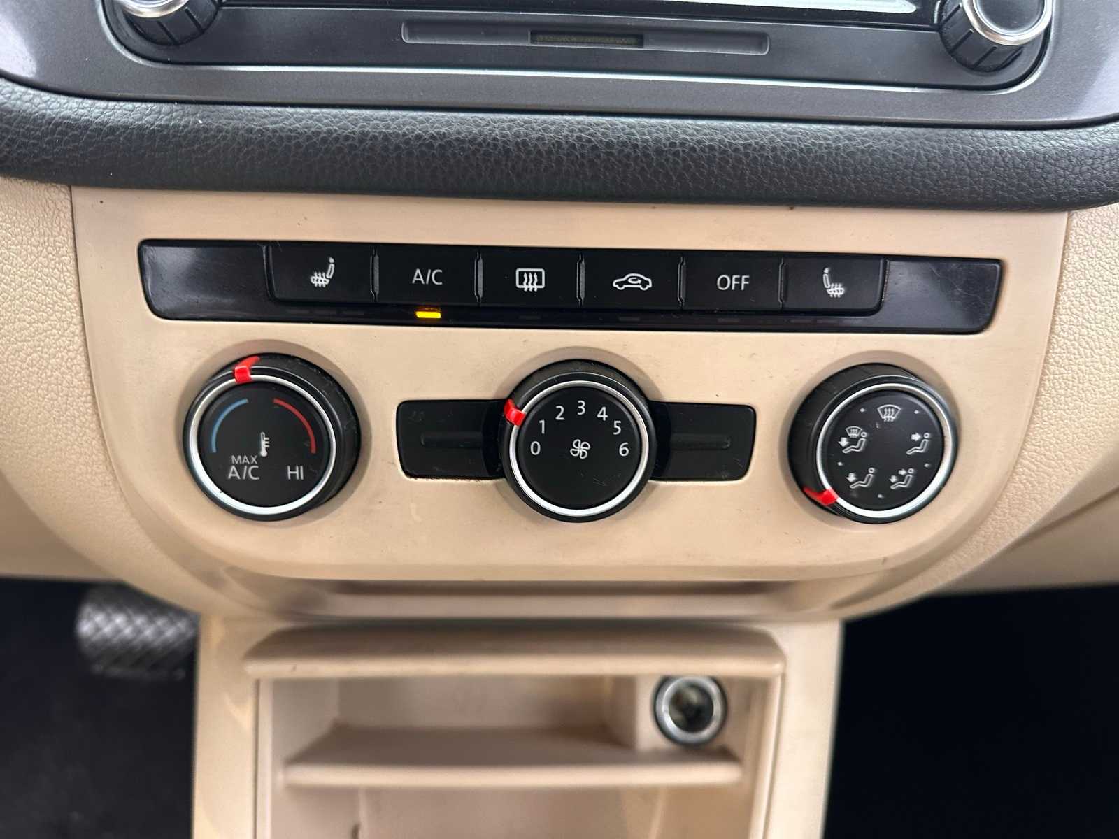 Thumbnail: 2015 Volkswagen Tiguan - 16