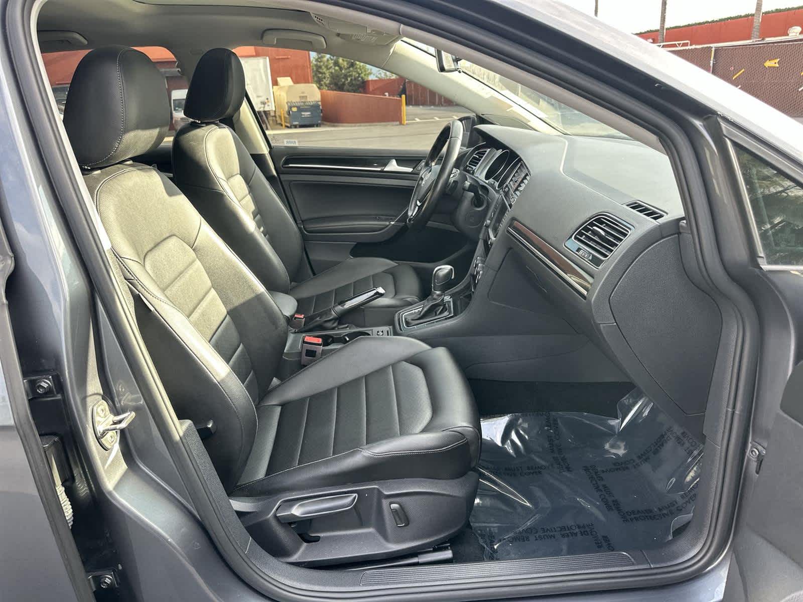 Thumbnail: 2017 Volkswagen Golf - 14