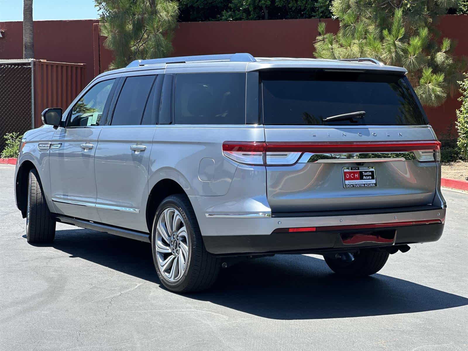 Thumbnail: 2023 Lincoln Navigator L - 4