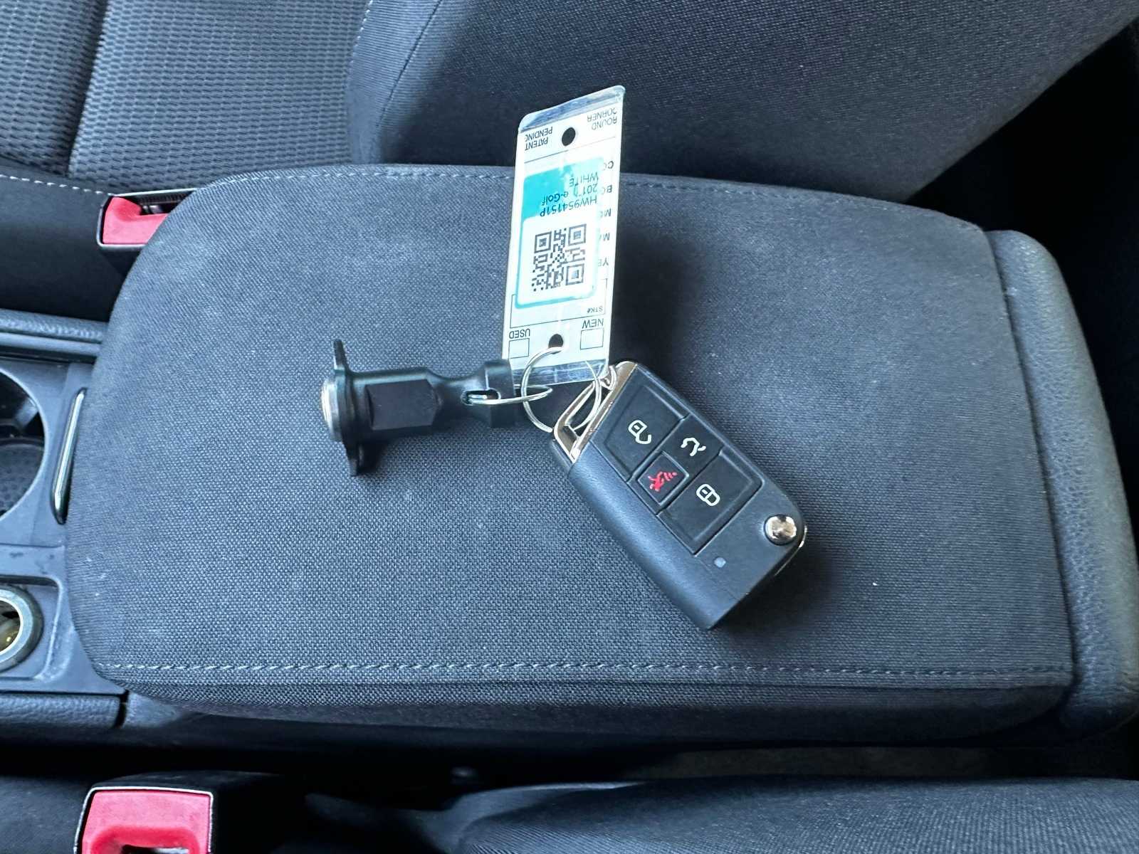 Thumbnail: 2017 Volkswagen e-Golf - 14