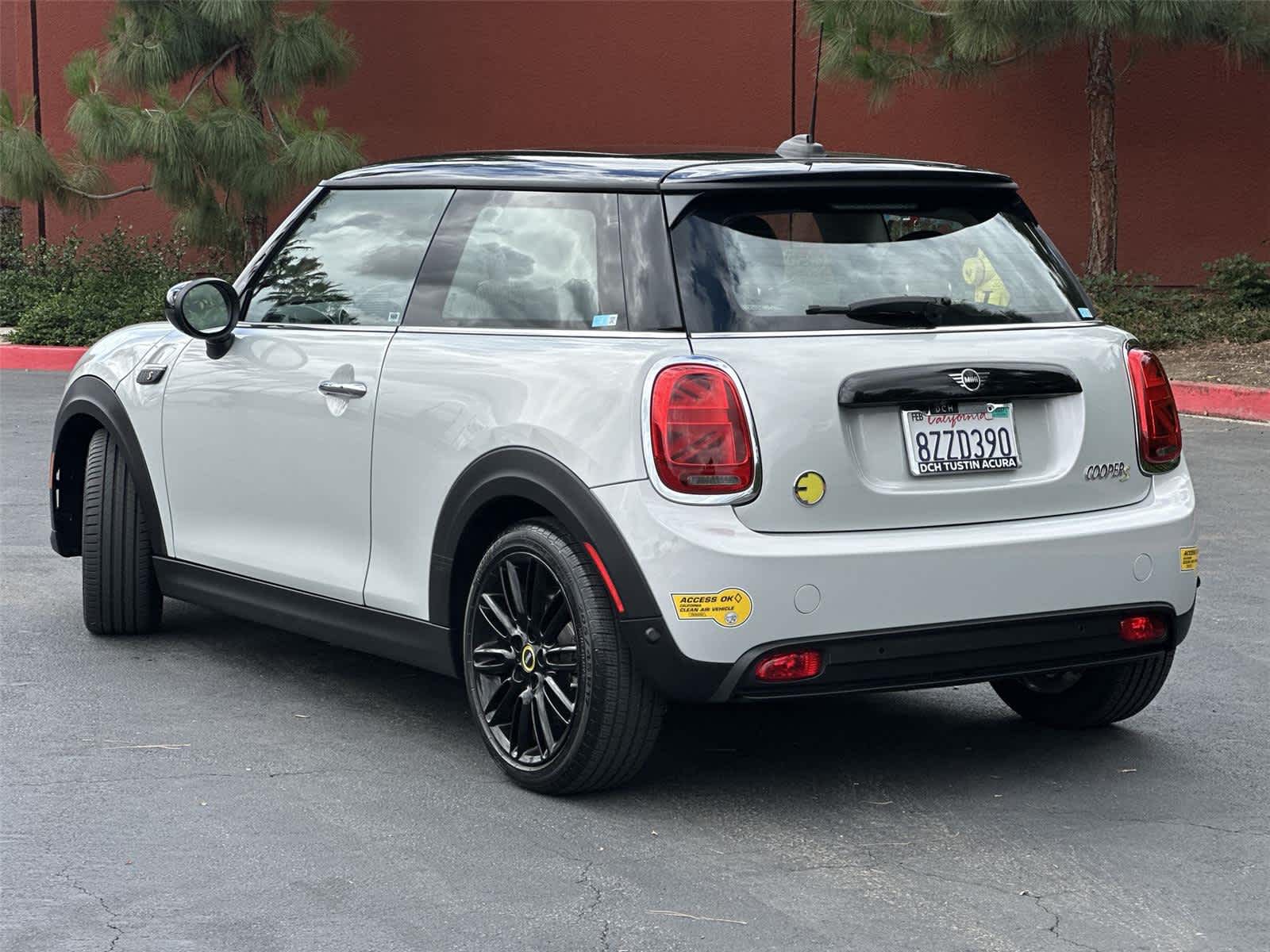 Thumbnail: 2022 MINI Cooper Hardtop - 4