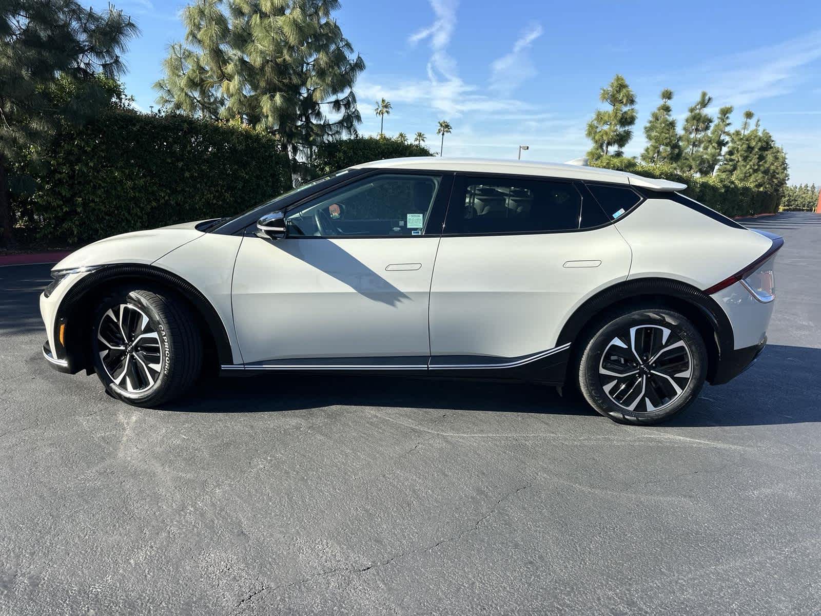 Thumbnail: 2022 Kia EV6 - 3
