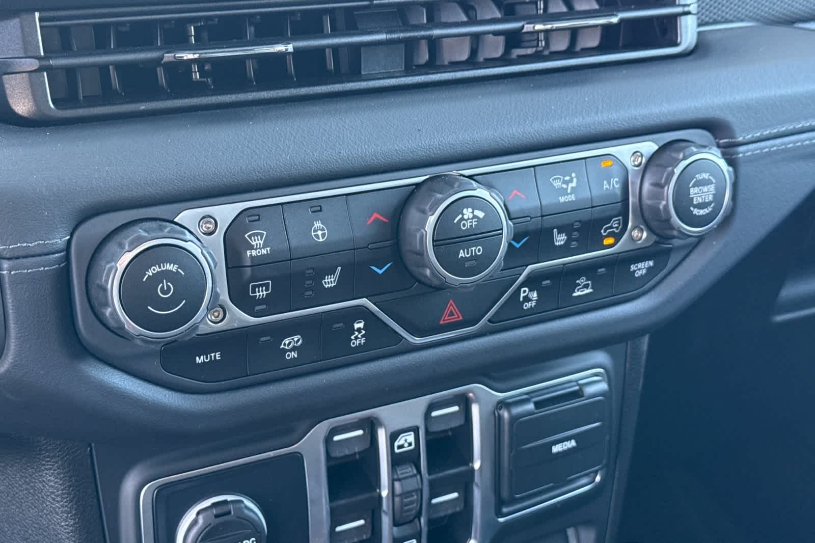 Thumbnail: 2025 Jeep Wrangler - 23