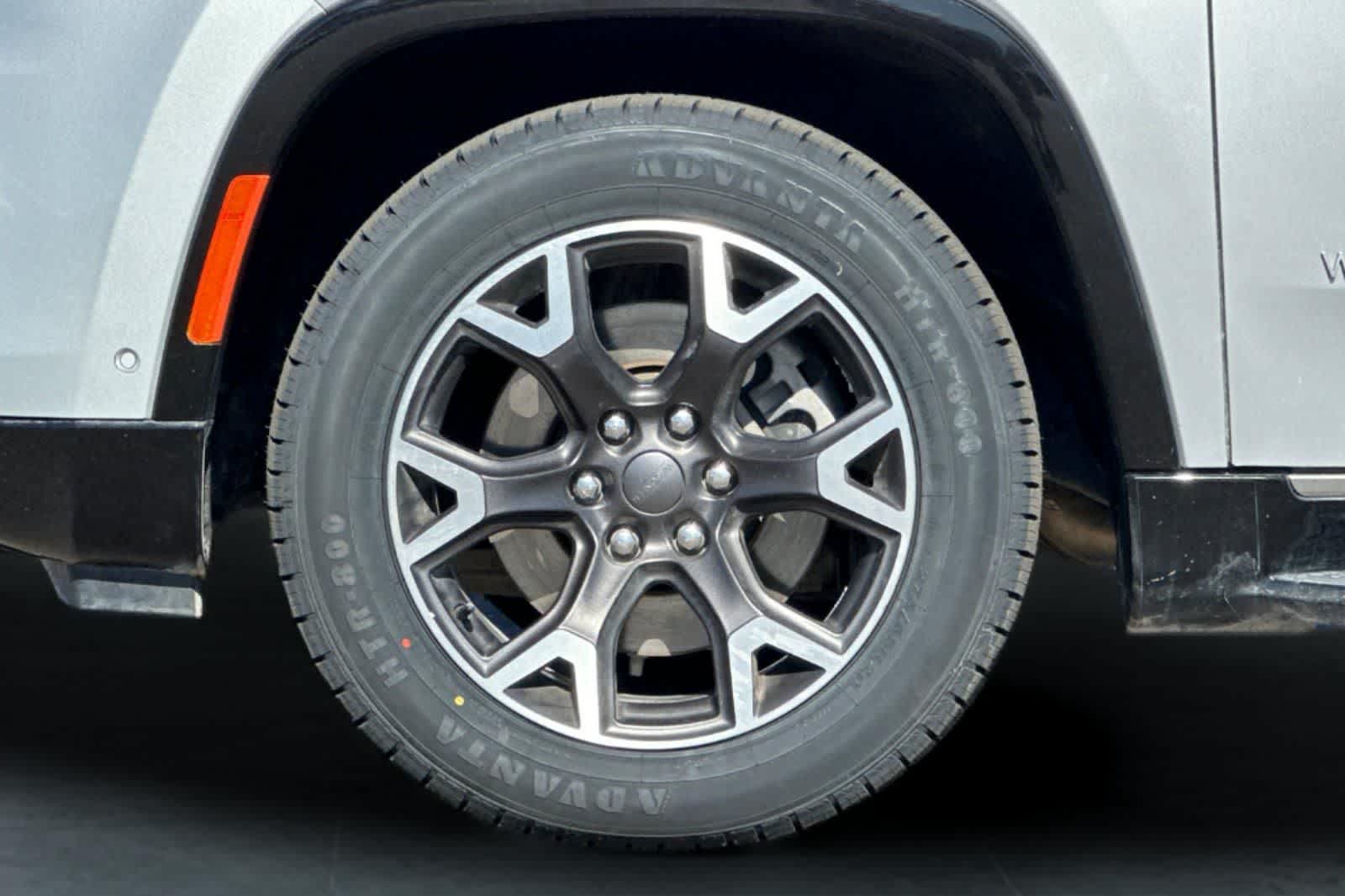 Thumbnail: 2023 Jeep Wagoneer - 32