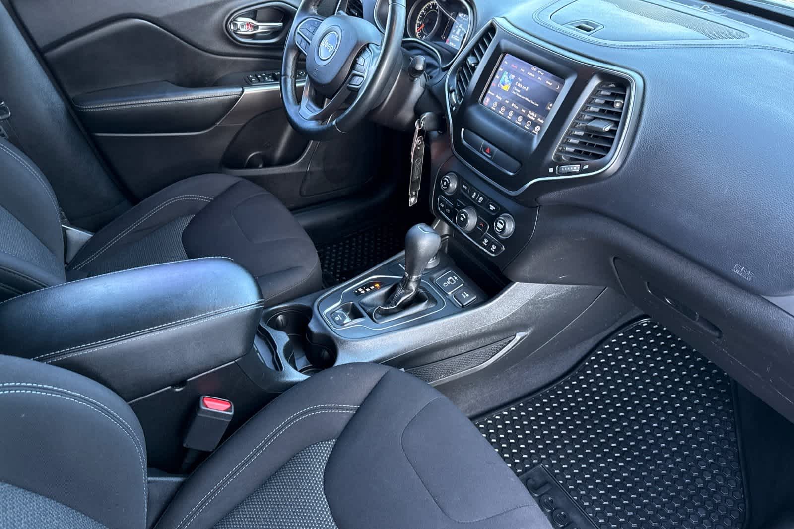 Thumbnail: 2019 Jeep Cherokee - 17