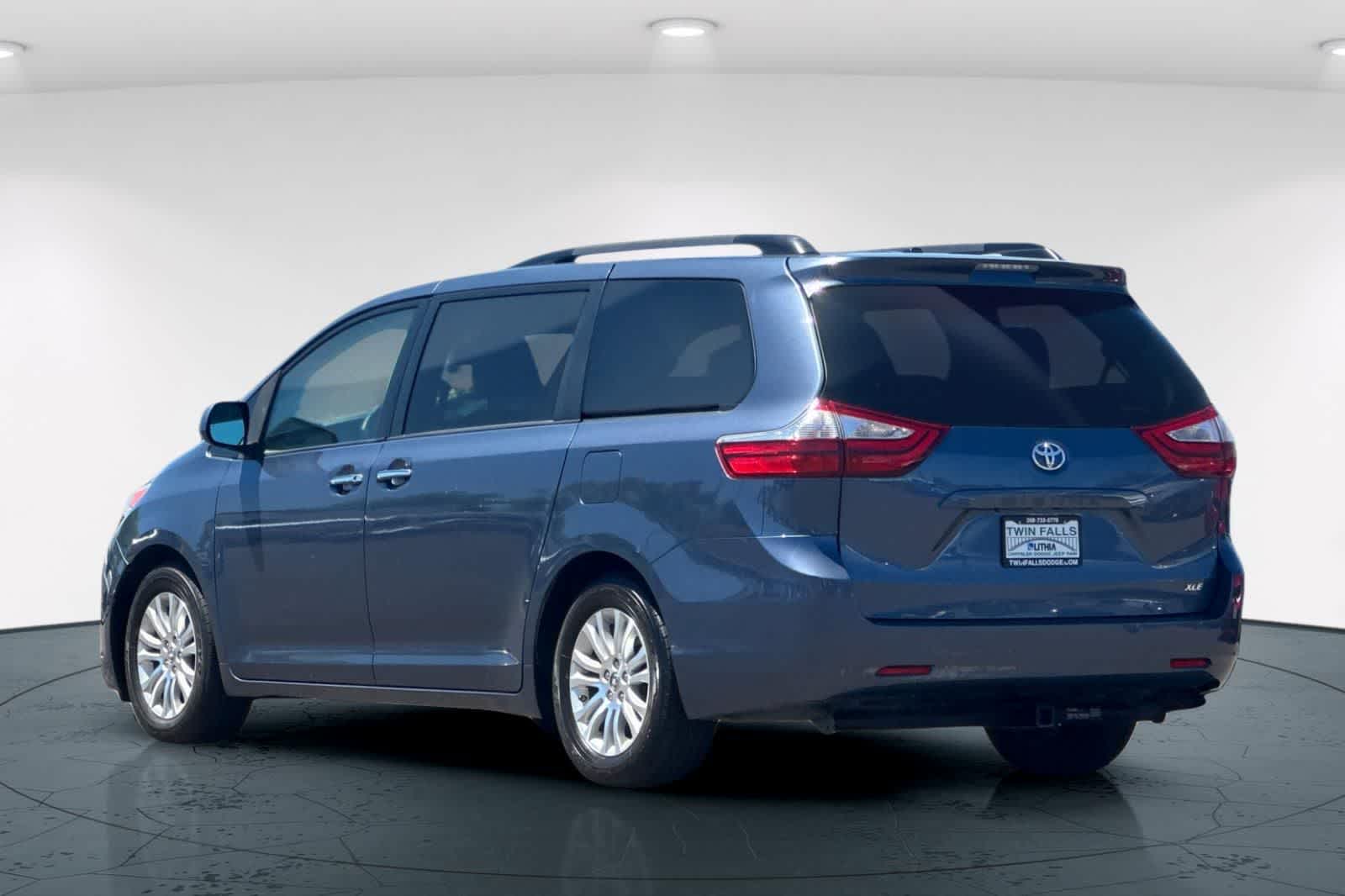 Thumbnail: 2015 Toyota Sienna - 8