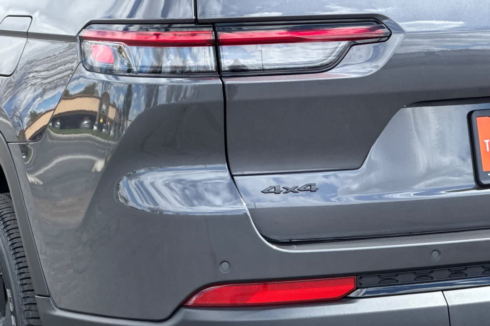 Thumbnail: 2025 Jeep Grand Cherokee - 32