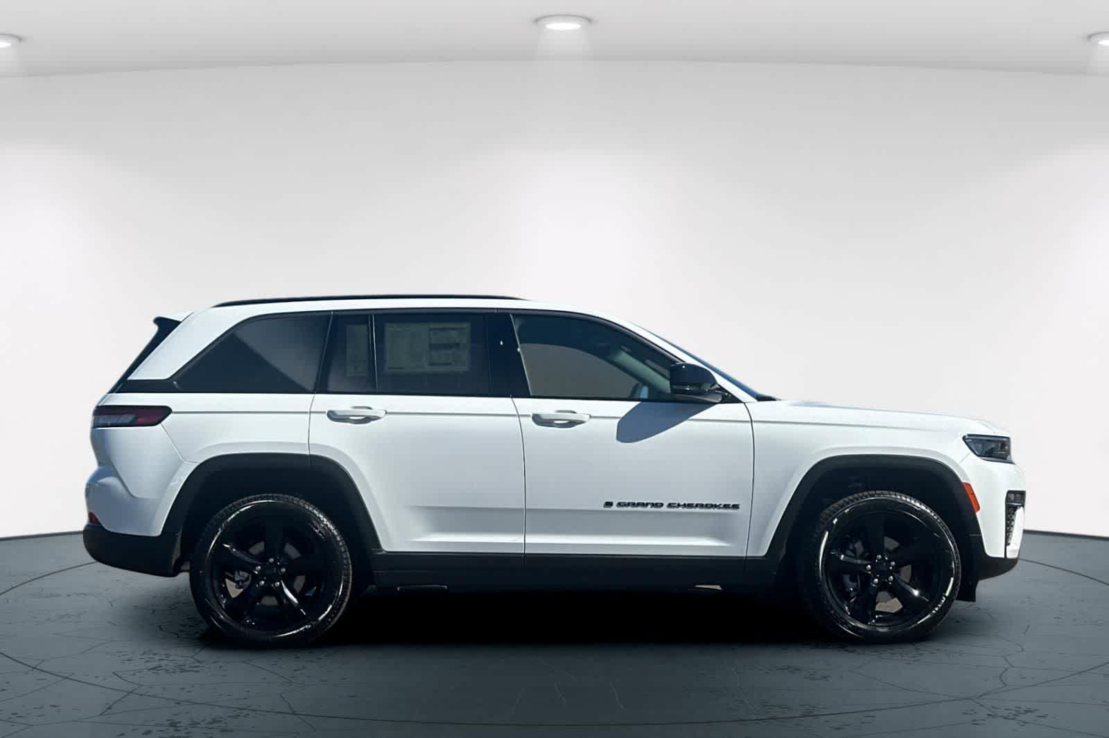 Thumbnail: 2026 Jeep Grand Cherokee - 6