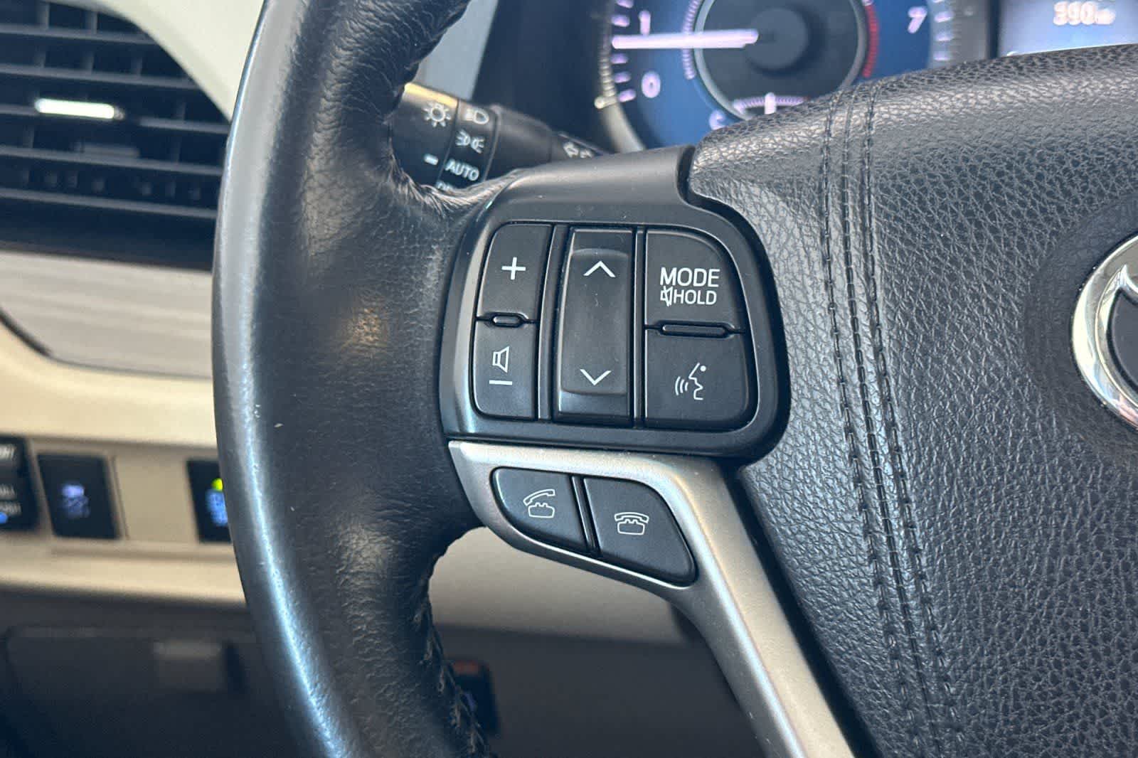 Thumbnail: 2015 Toyota Sienna - 26