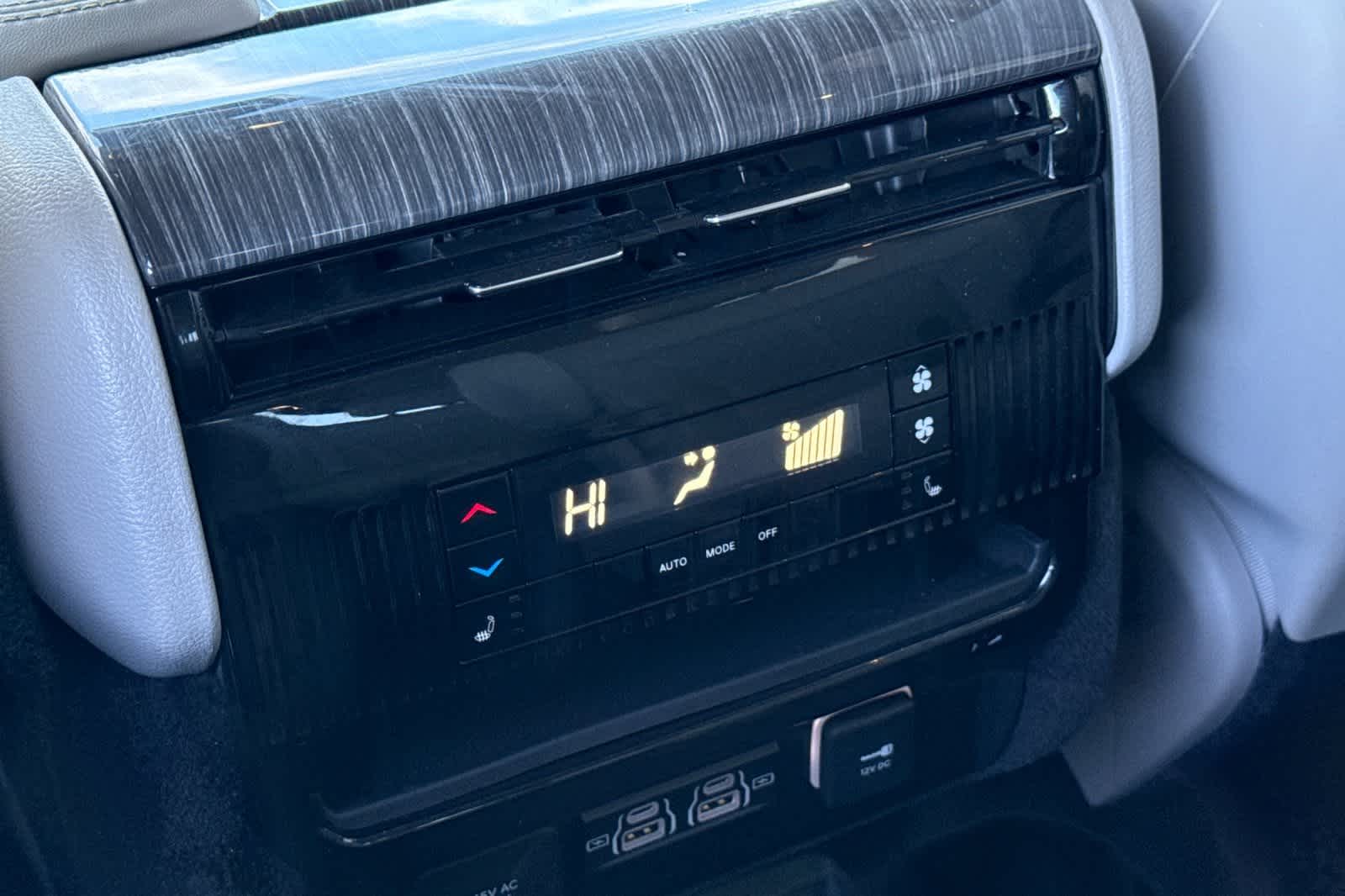 Thumbnail: 2022 Jeep Wagoneer - 15