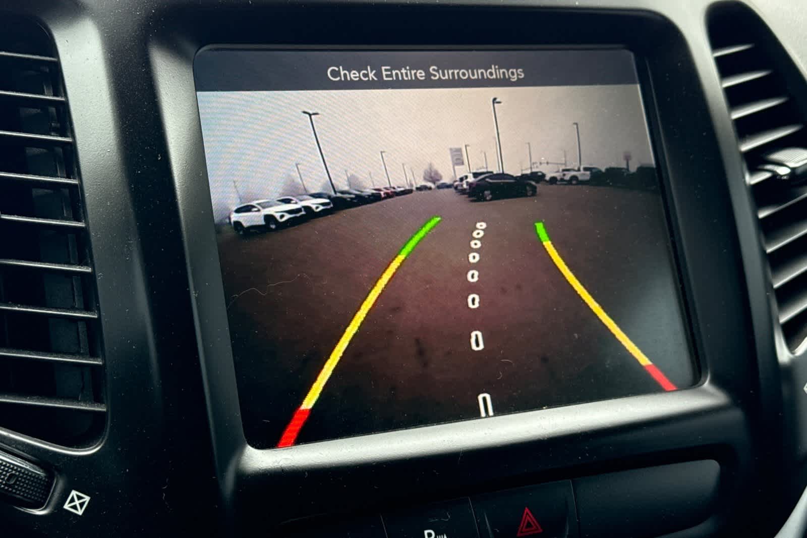 Thumbnail: 2018 Jeep Cherokee - 22