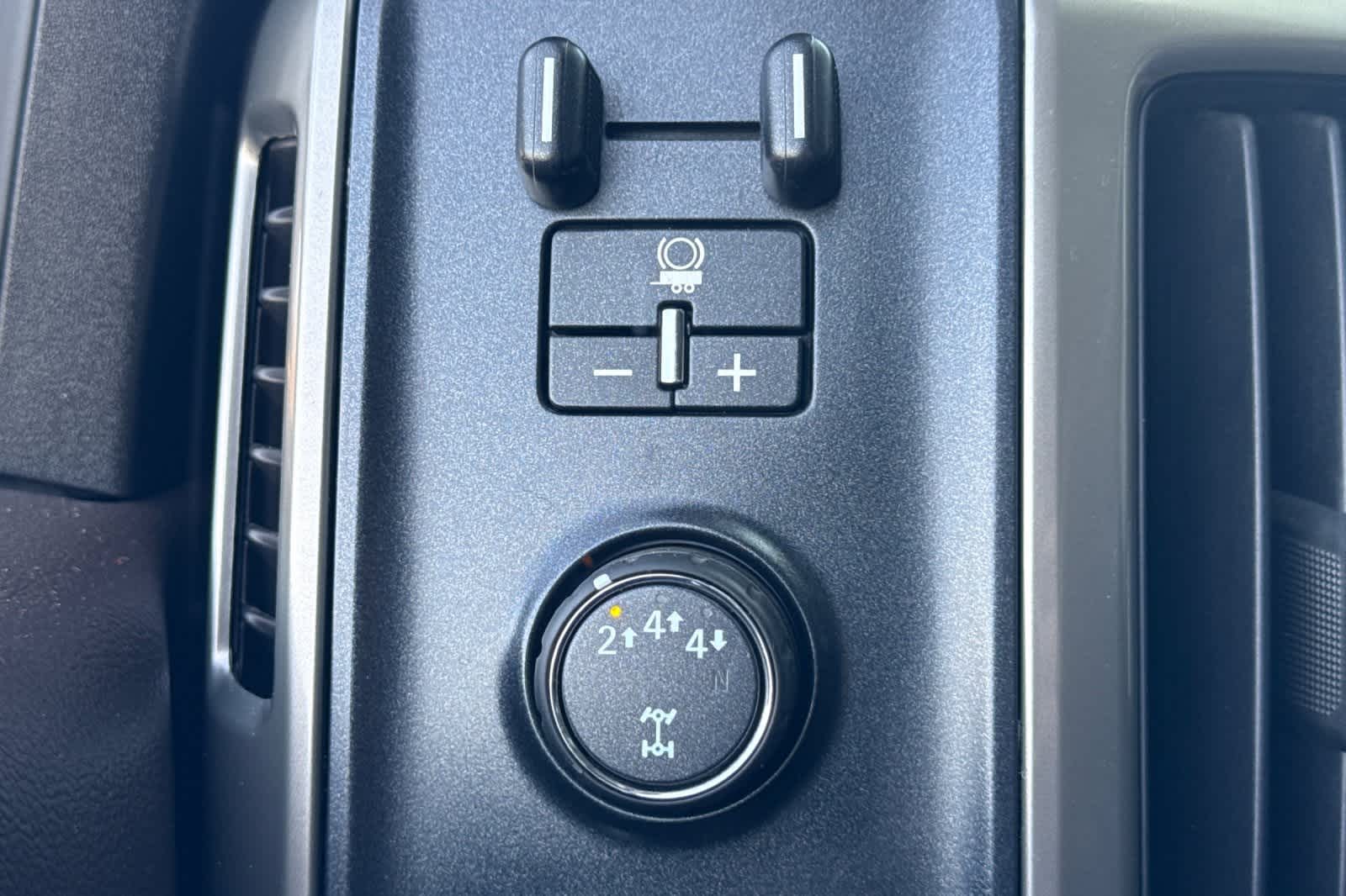 Thumbnail: 2018 Chevrolet Silverado 3500 - 31