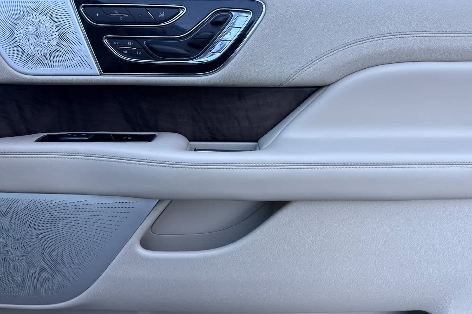 Thumbnail: 2019 Lincoln Navigator L - 21