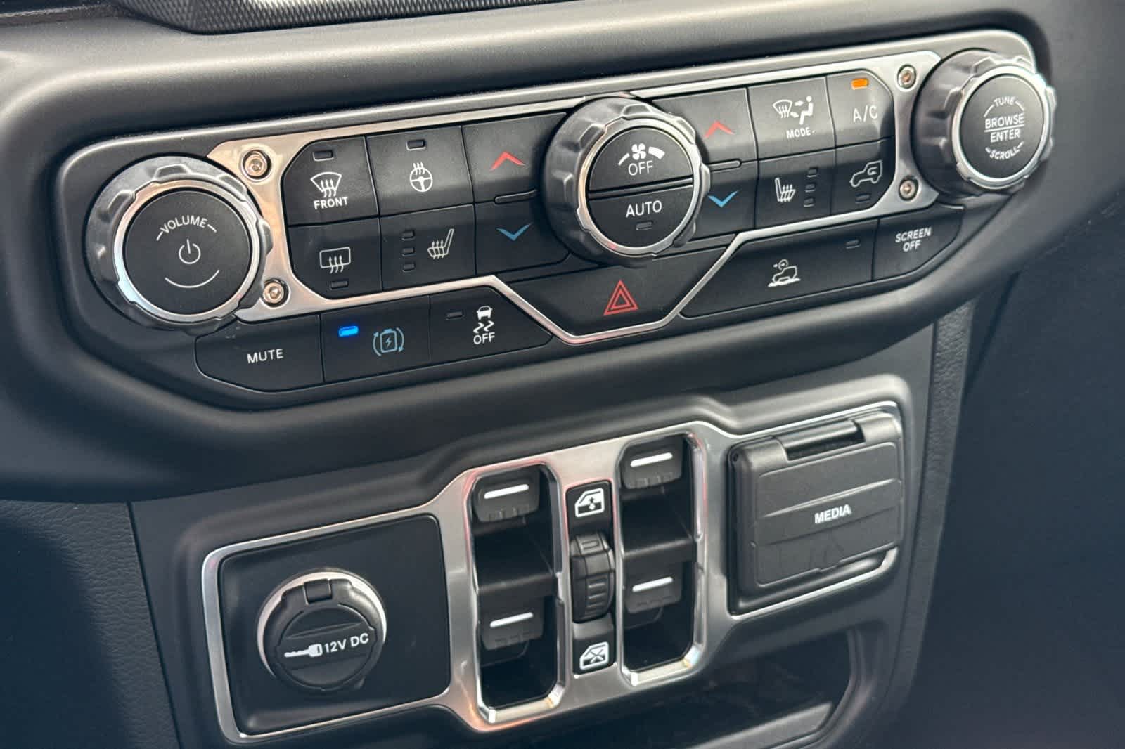 Thumbnail: 2022 Jeep Wrangler - 23