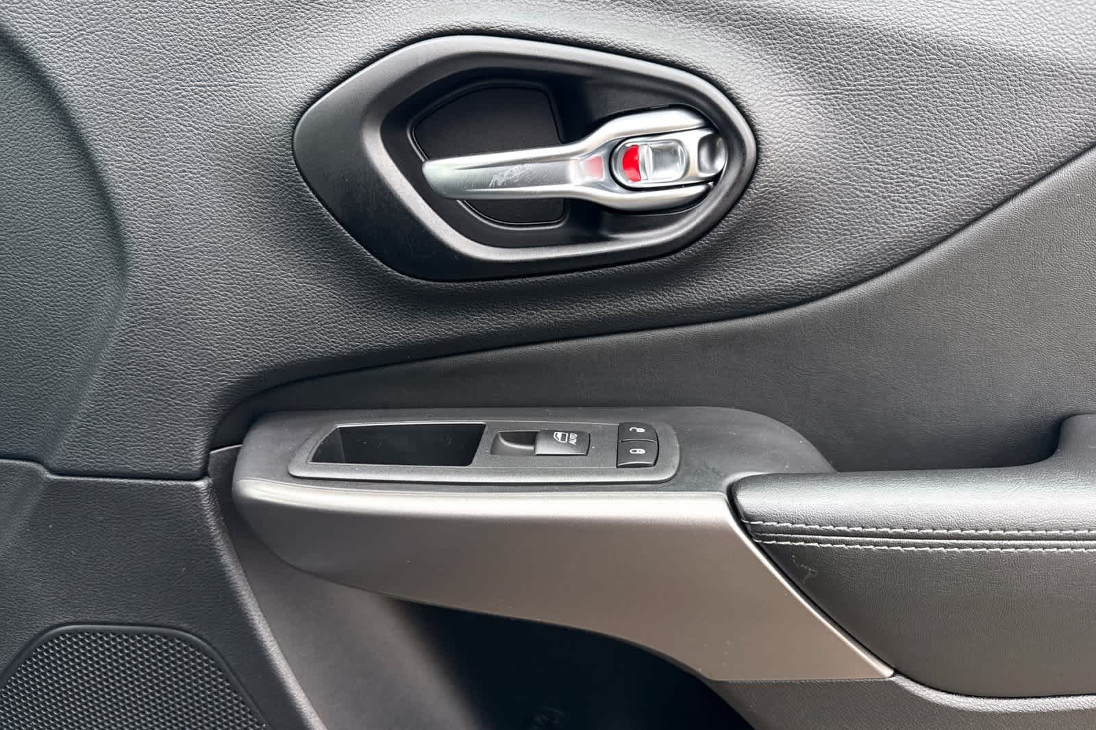 Thumbnail: 2021 Jeep Cherokee - 19