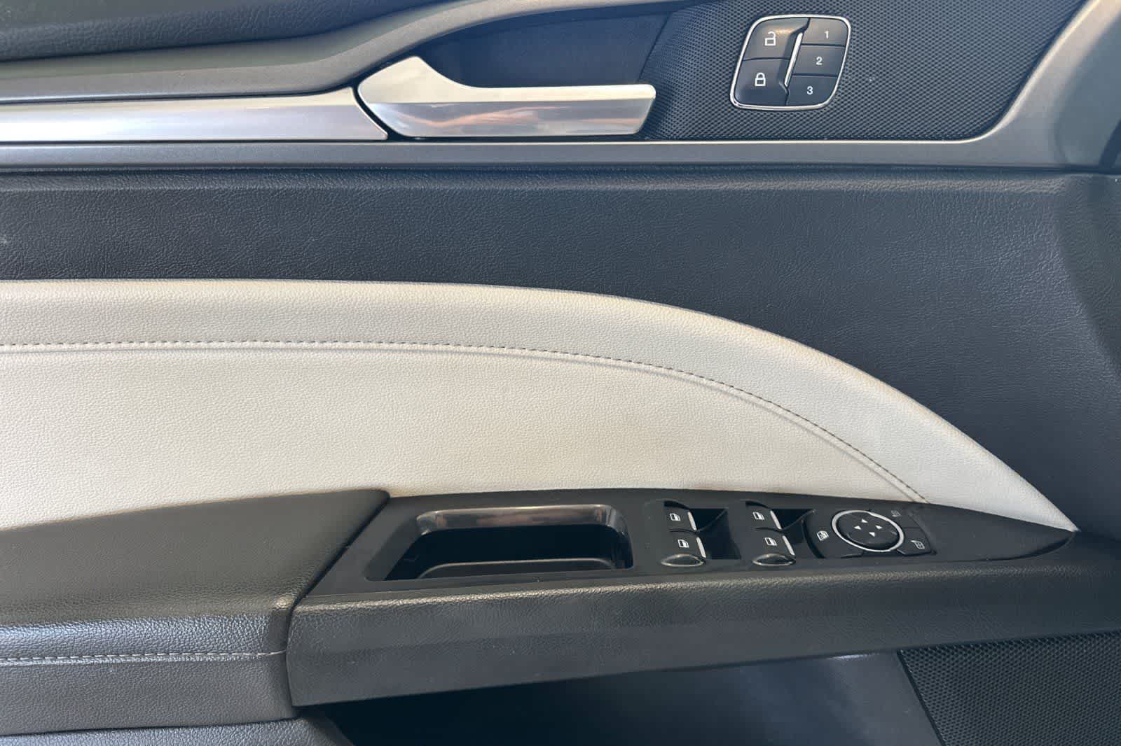 Thumbnail: 2016 Ford Fusion - 12