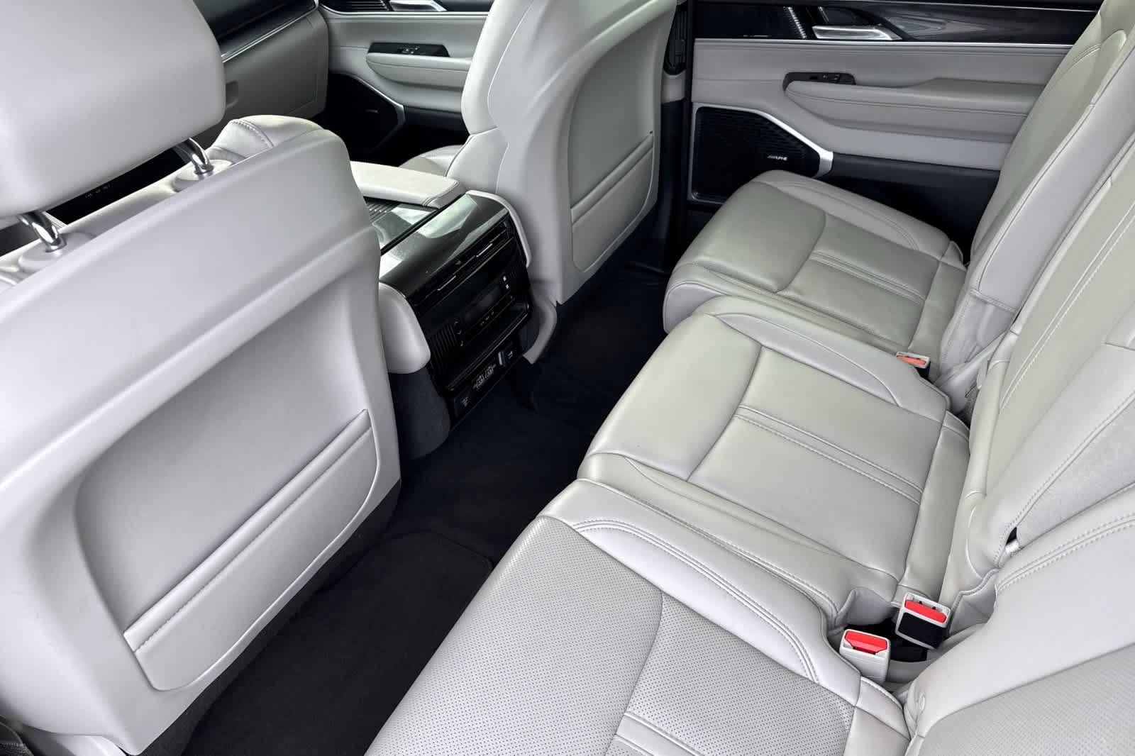 Thumbnail: 2022 Jeep Wagoneer - 4