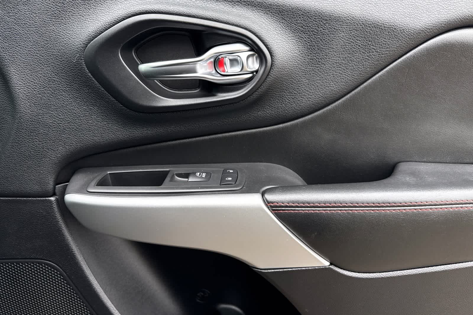 Thumbnail: 2018 Jeep Cherokee - 19