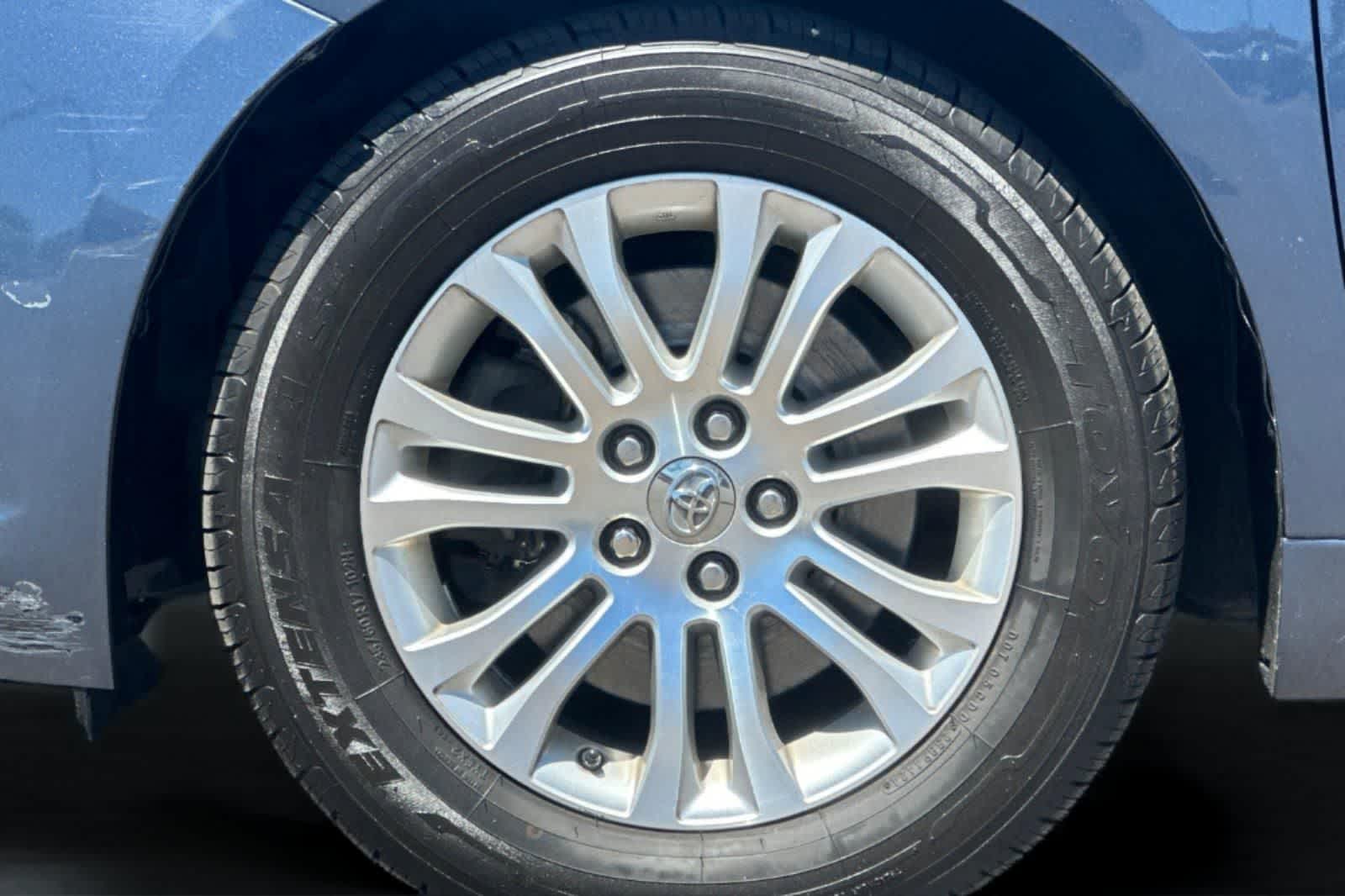 Thumbnail: 2015 Toyota Sienna - 30