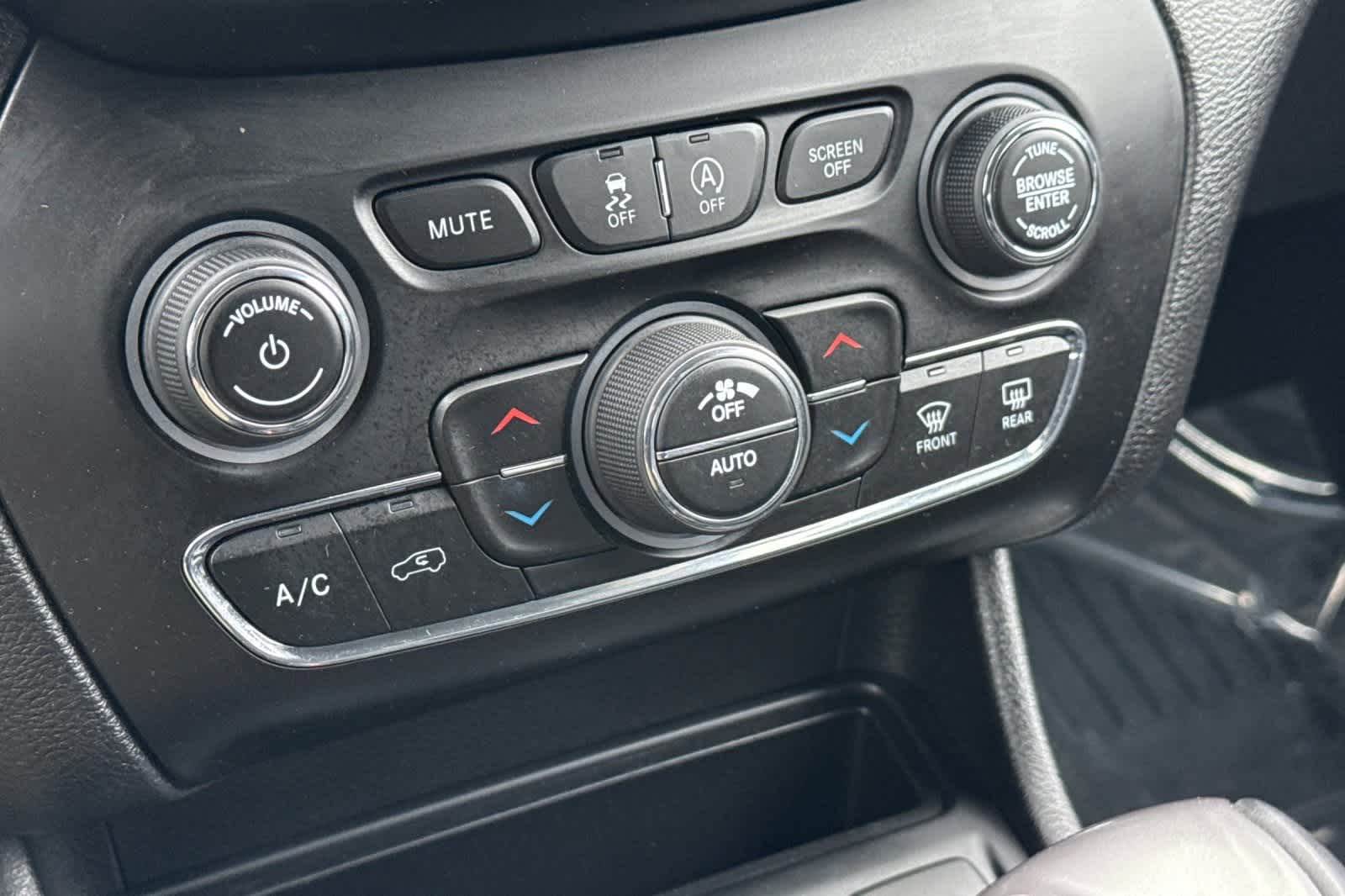 Thumbnail: 2021 Jeep Cherokee - 22