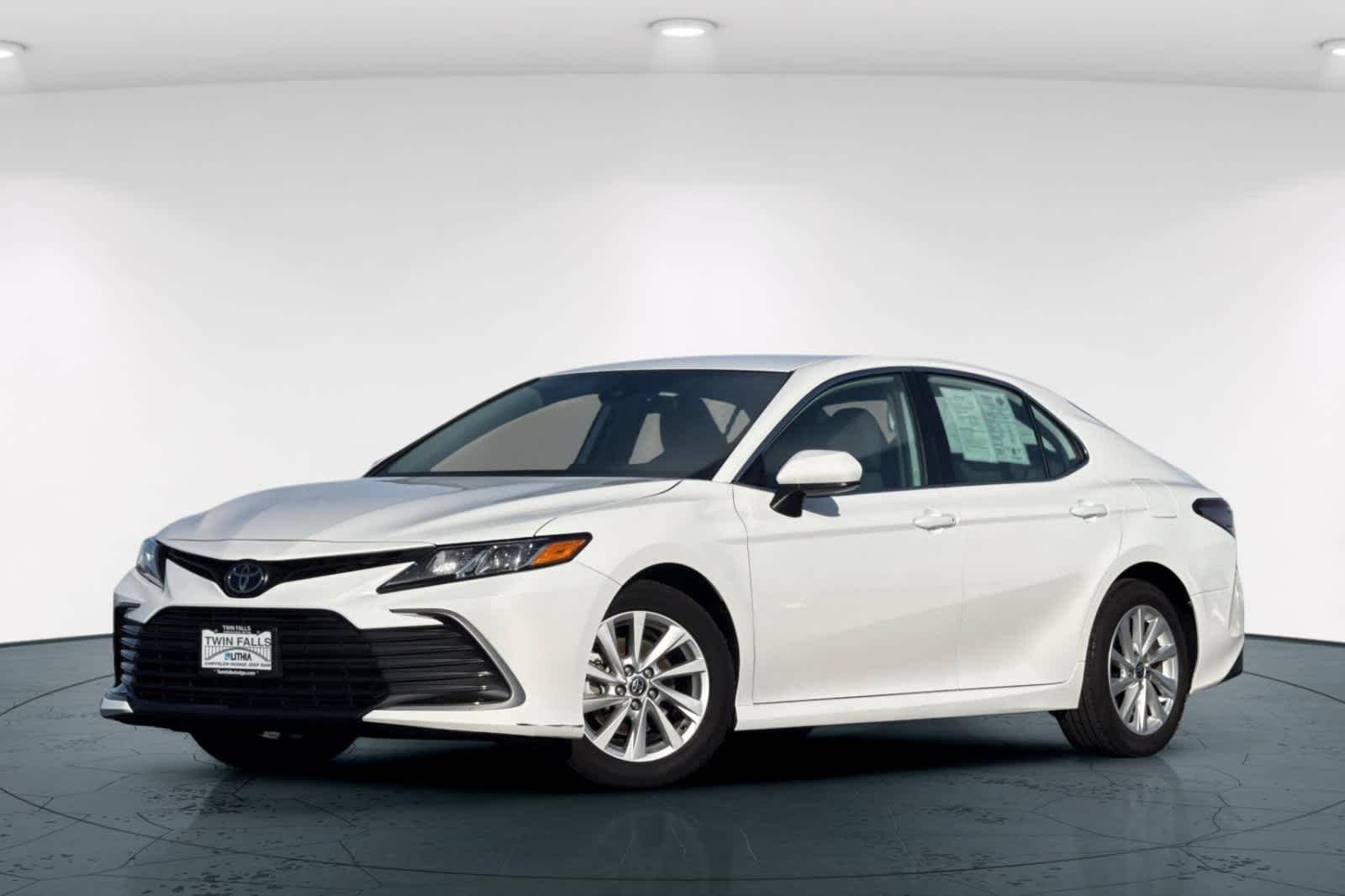 2024 Toyota Camry LE's photo