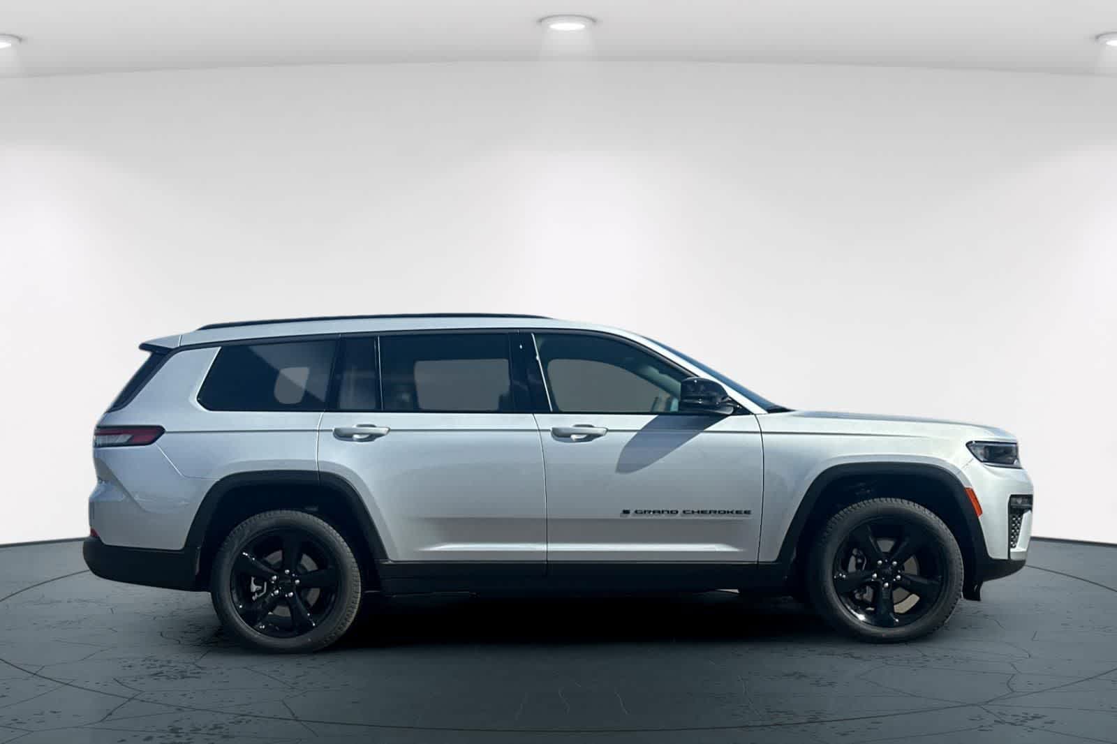 Thumbnail: 2026 Jeep Grand Cherokee - 6