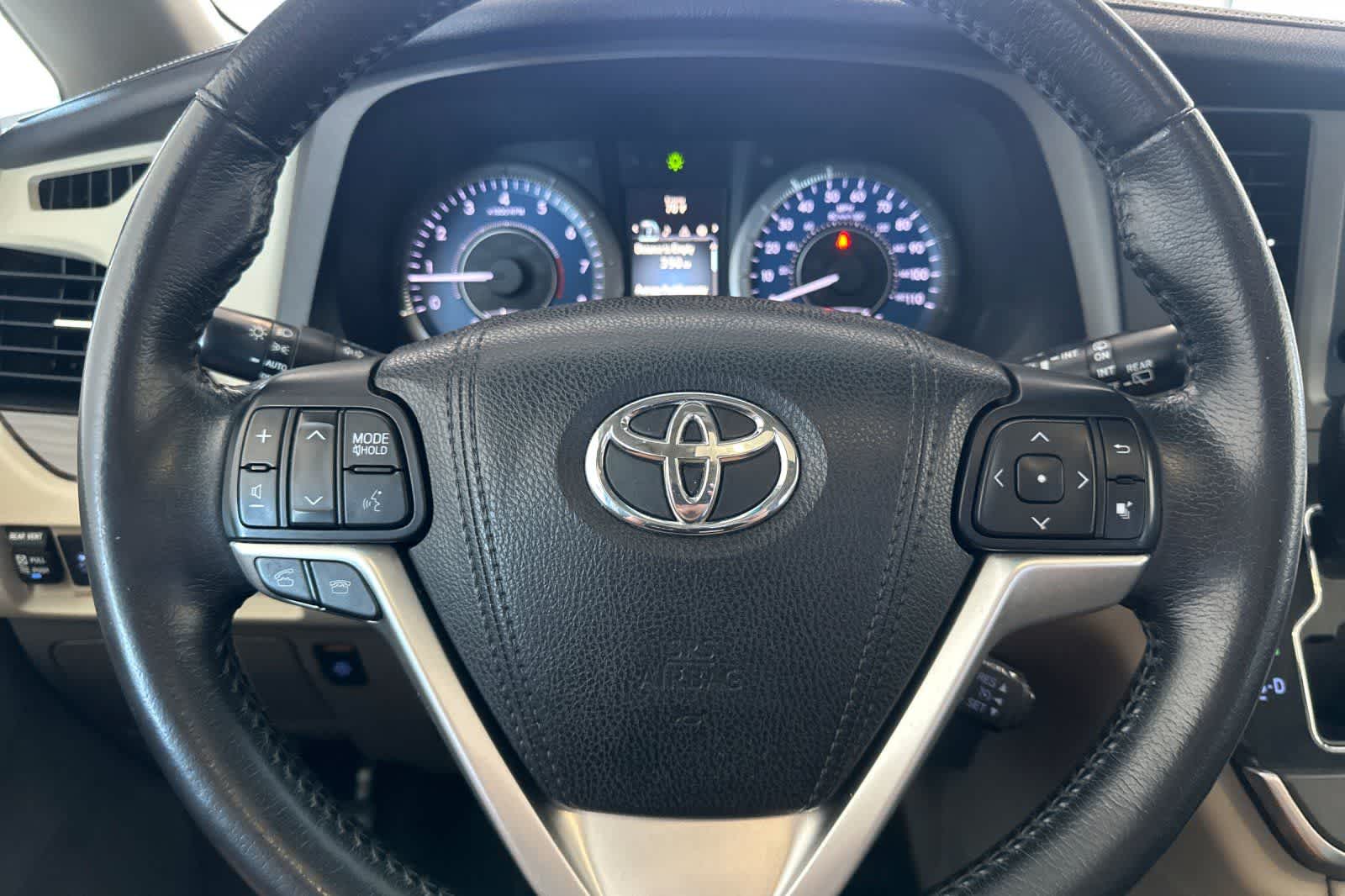 Thumbnail: 2015 Toyota Sienna - 25
