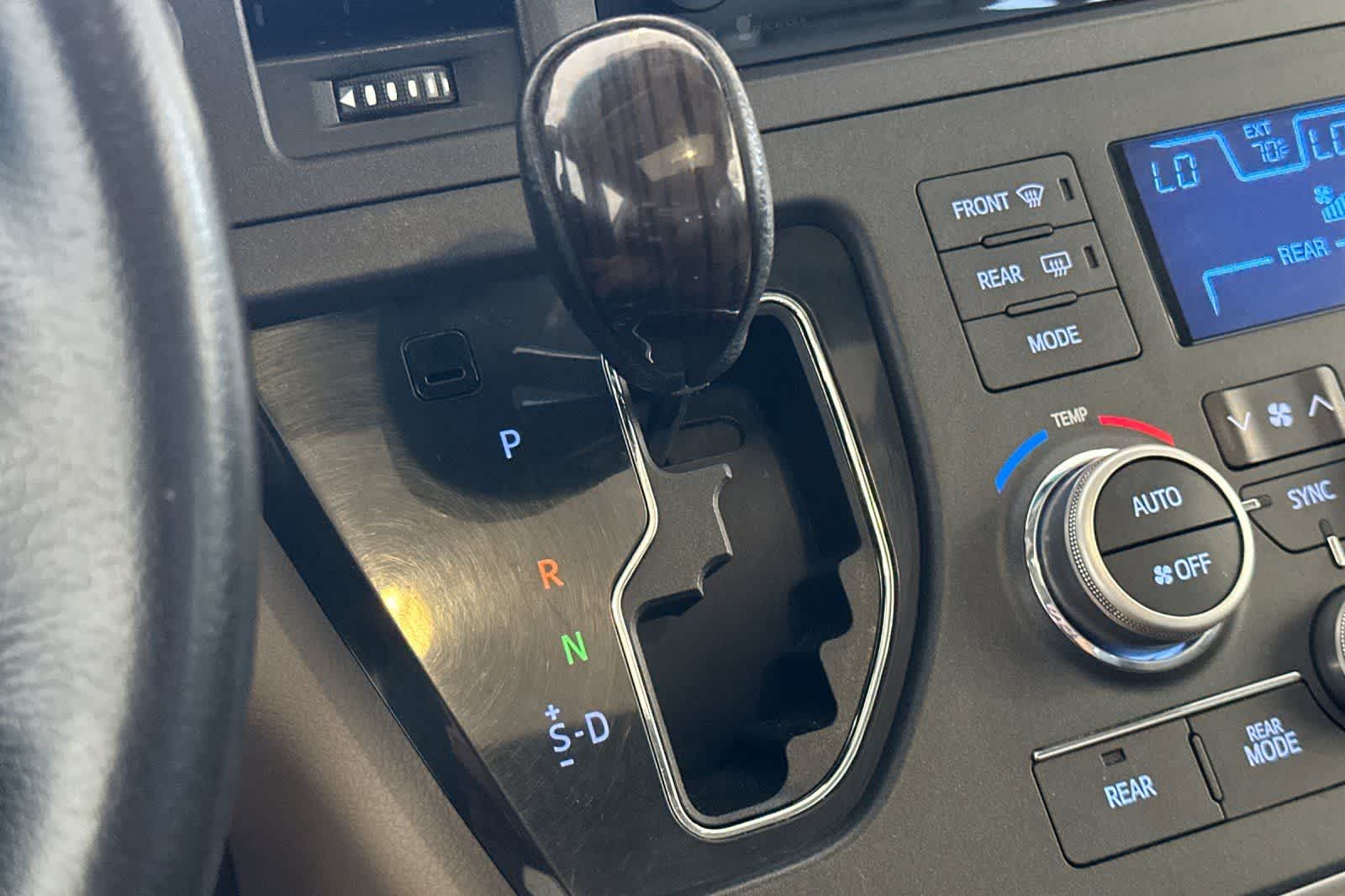 Thumbnail: 2015 Toyota Sienna - 23