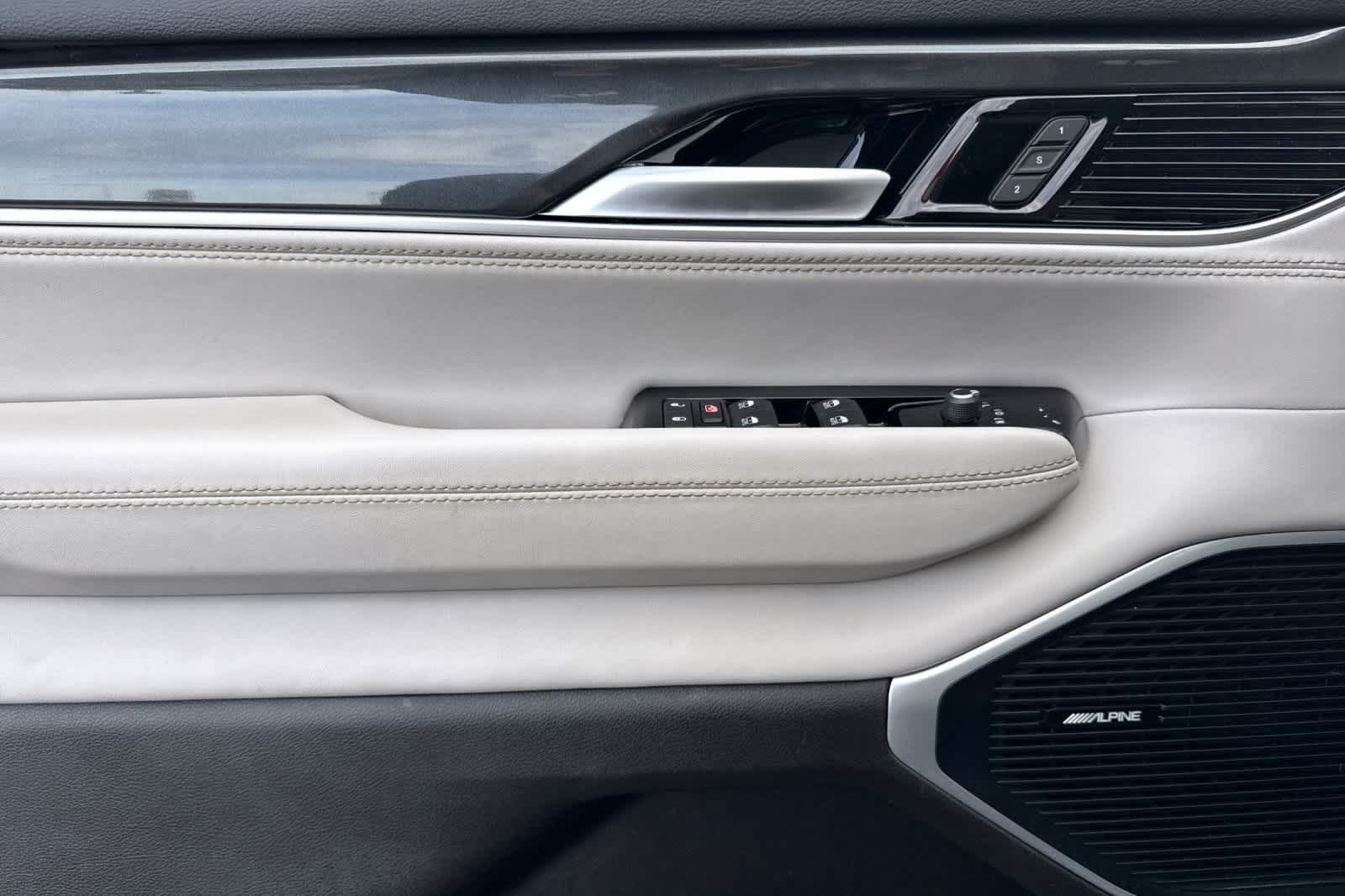 Thumbnail: 2022 Jeep Wagoneer - 12