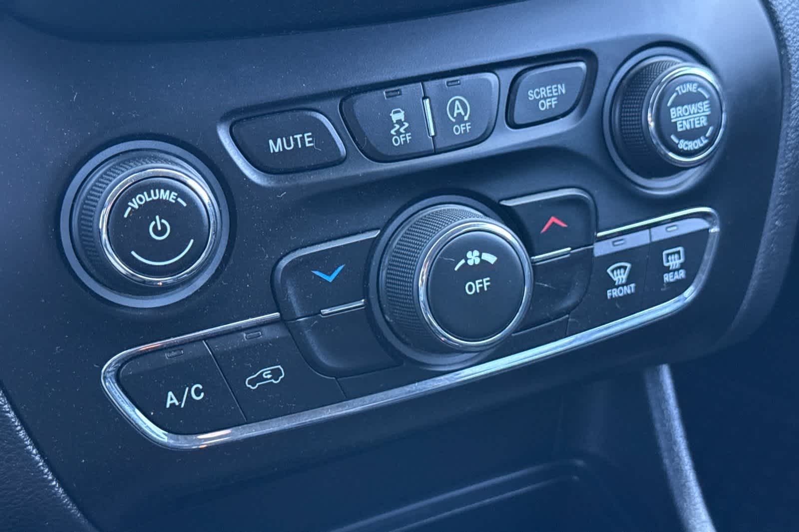 Thumbnail: 2019 Jeep Cherokee - 22