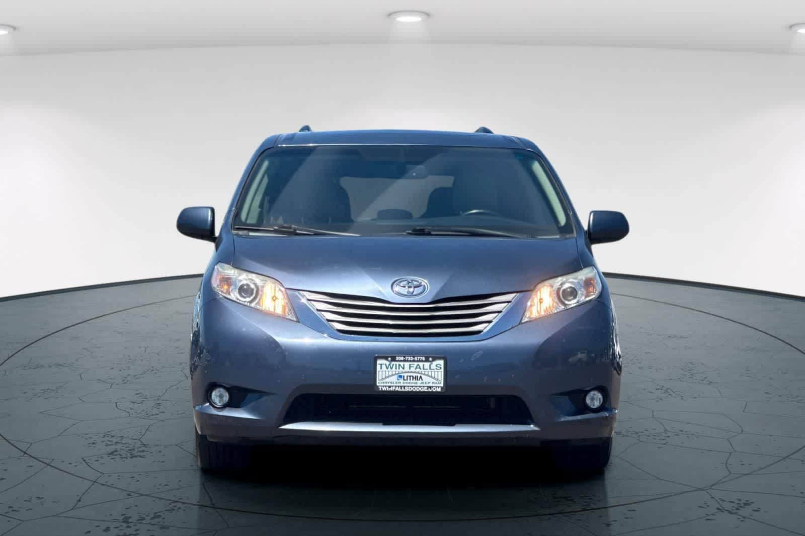 Thumbnail: 2015 Toyota Sienna - 10