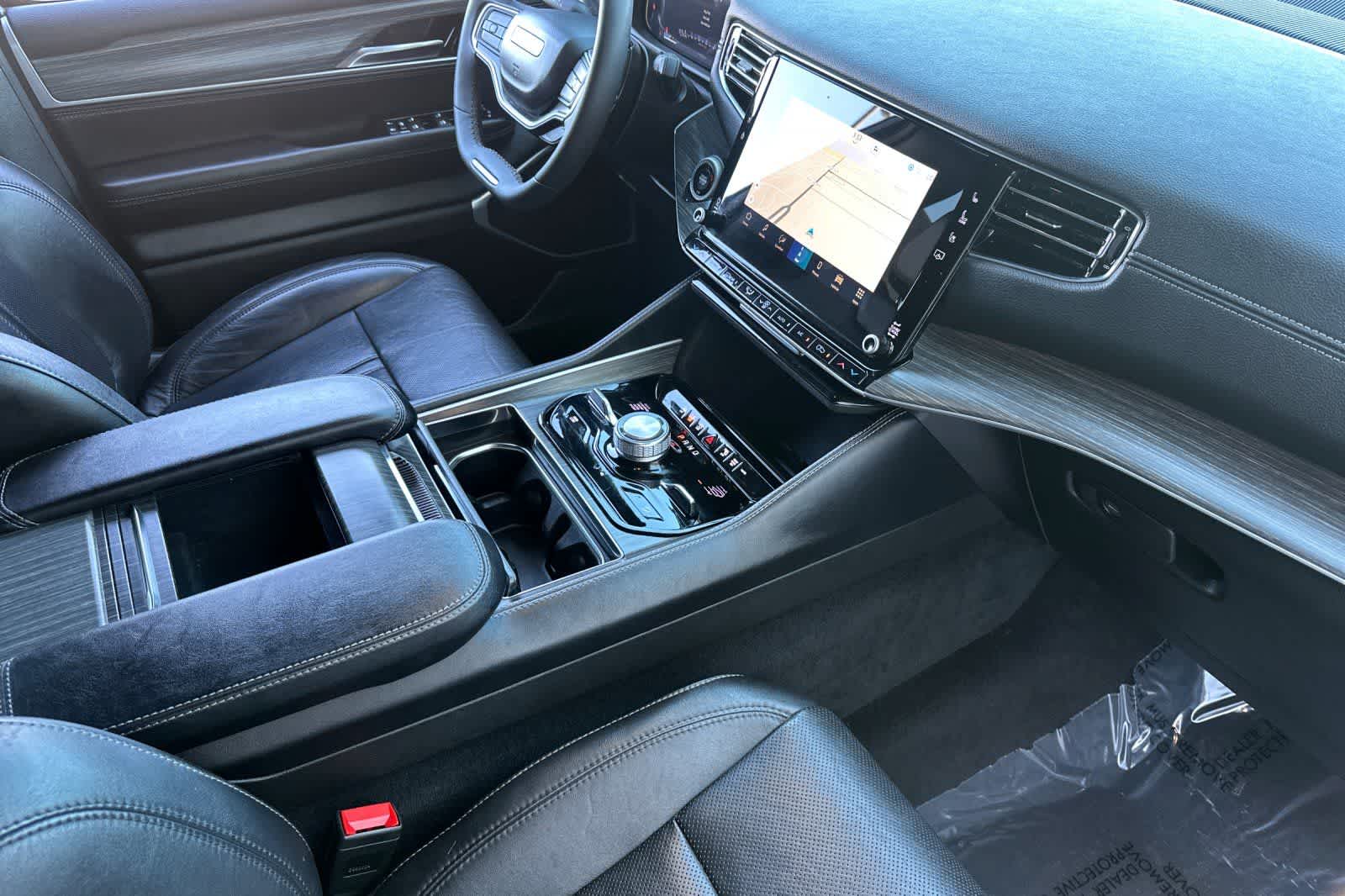 Thumbnail: 2023 Jeep Wagoneer - 18