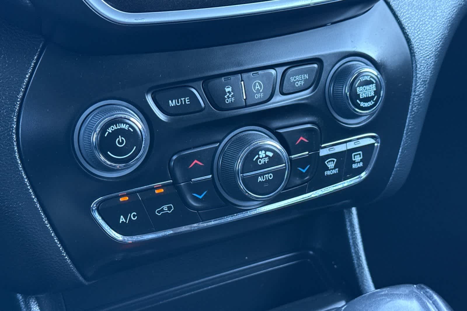 Thumbnail: 2022 Jeep Cherokee - 22