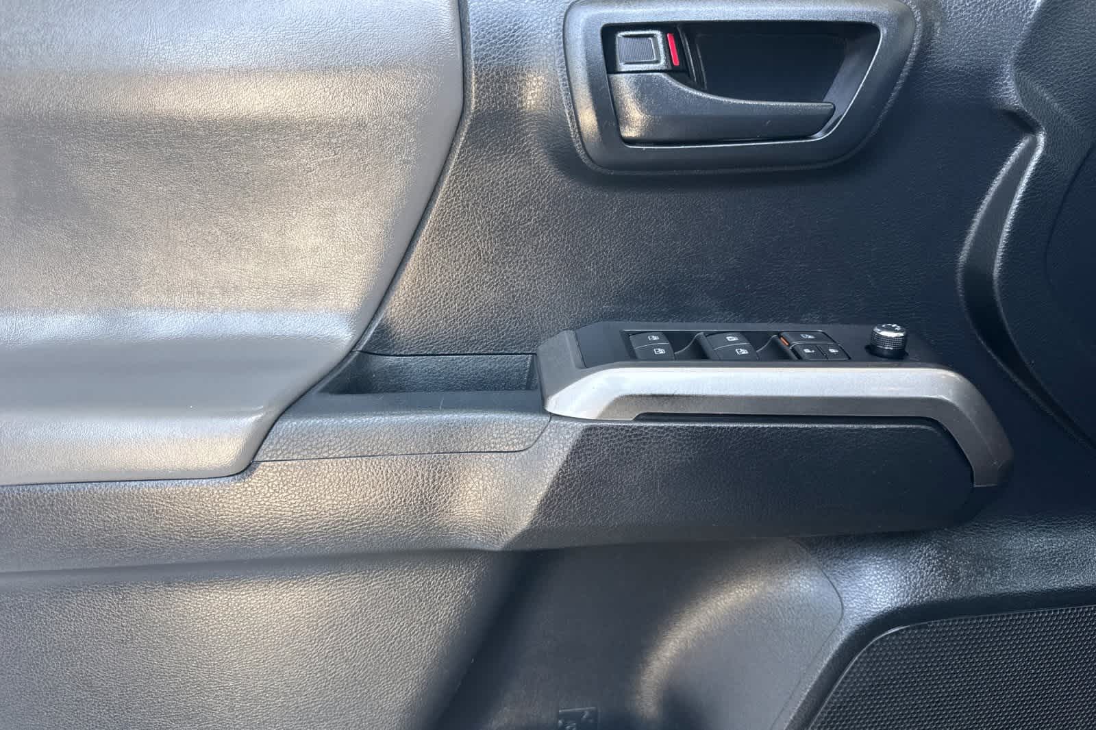 Thumbnail: 2018 Toyota Tacoma - 12