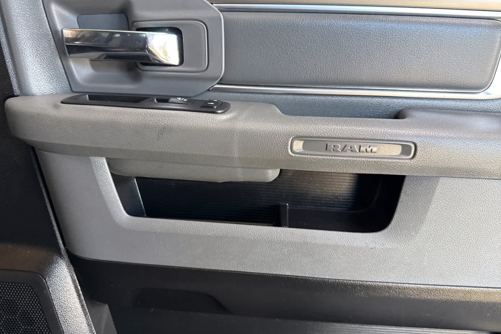 Thumbnail: 2019 RAM 1500 Classic - 17