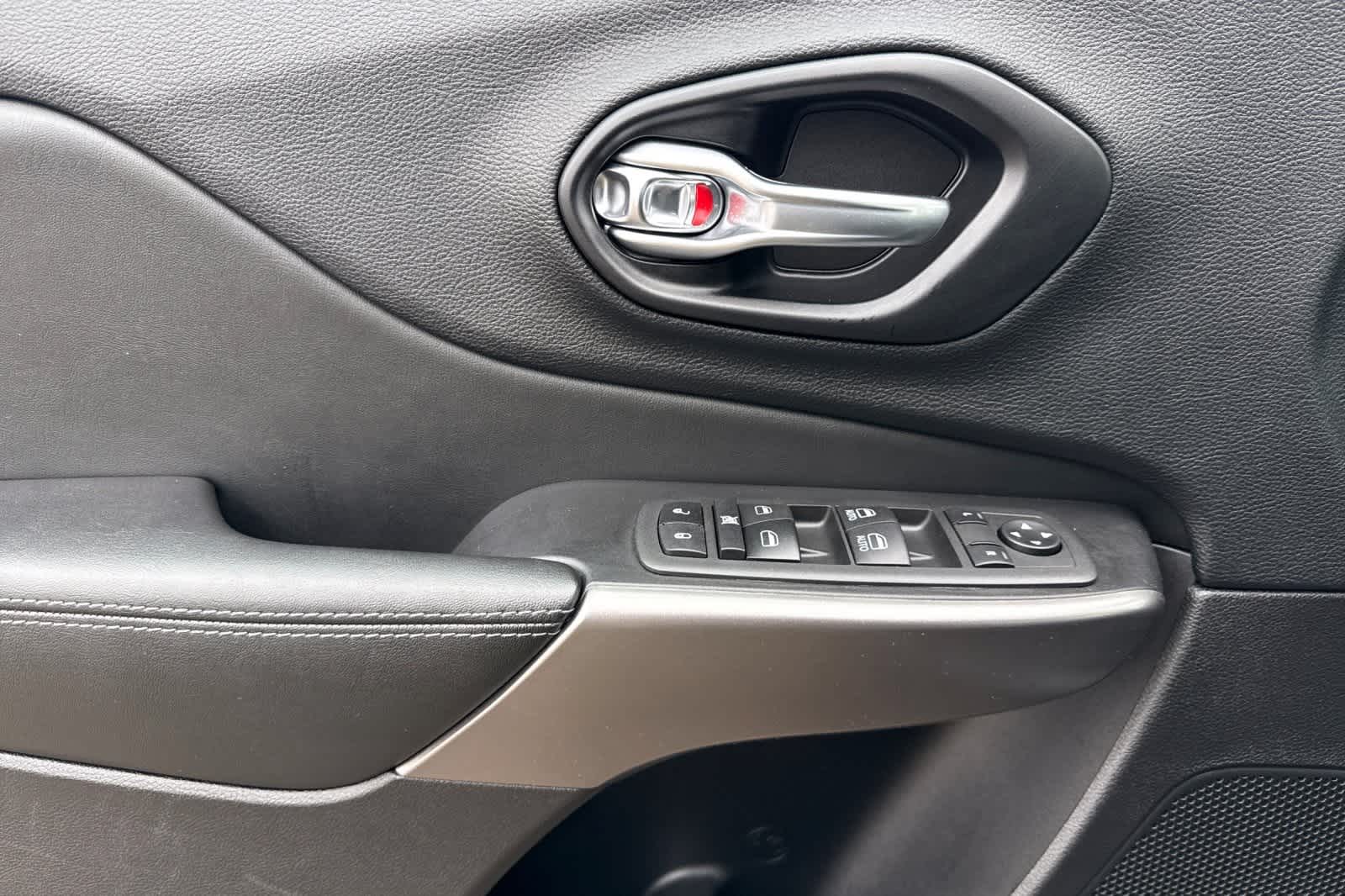 Thumbnail: 2021 Jeep Cherokee - 12