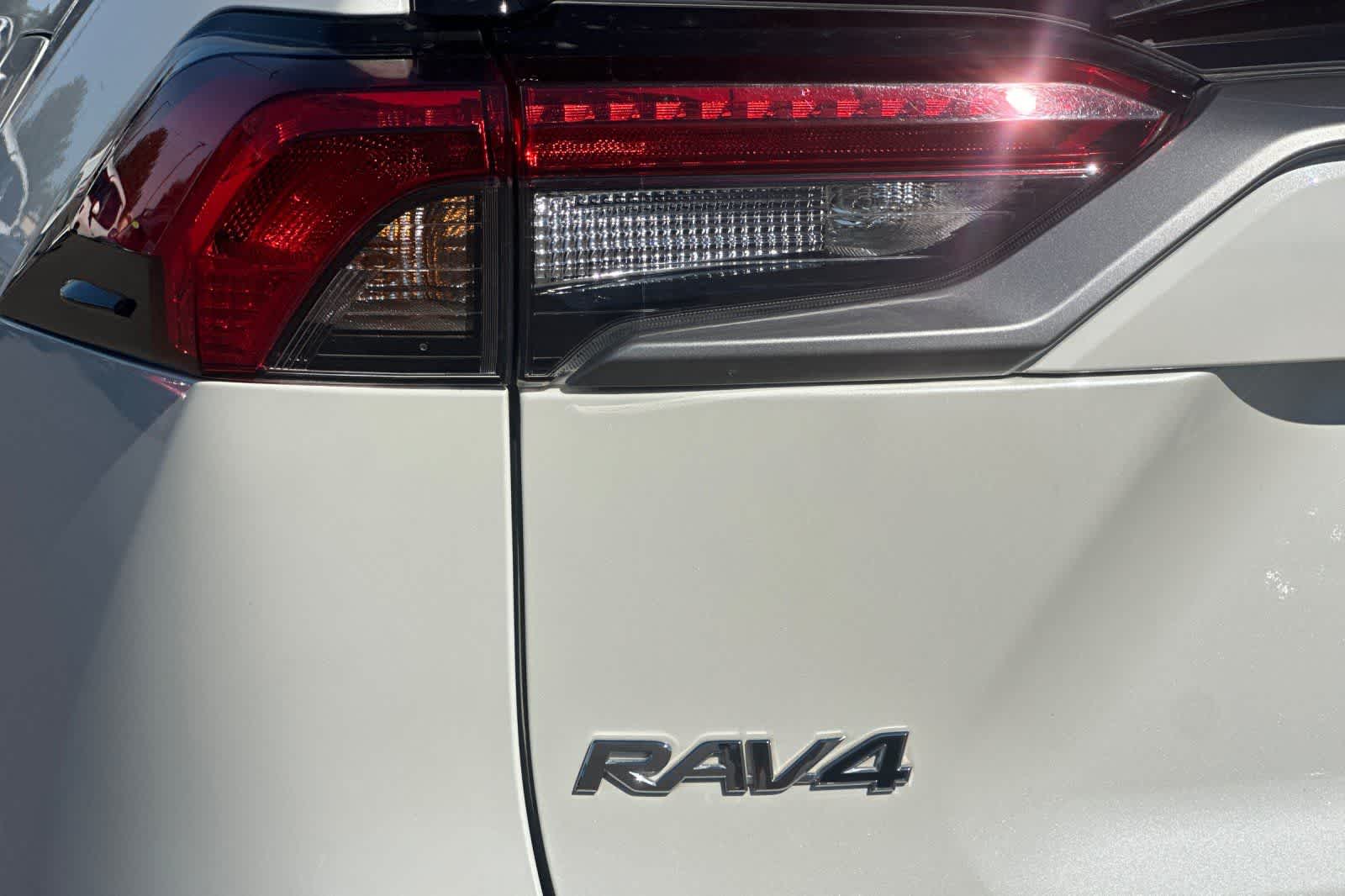 Thumbnail: 2021 Toyota RAV4 - 32