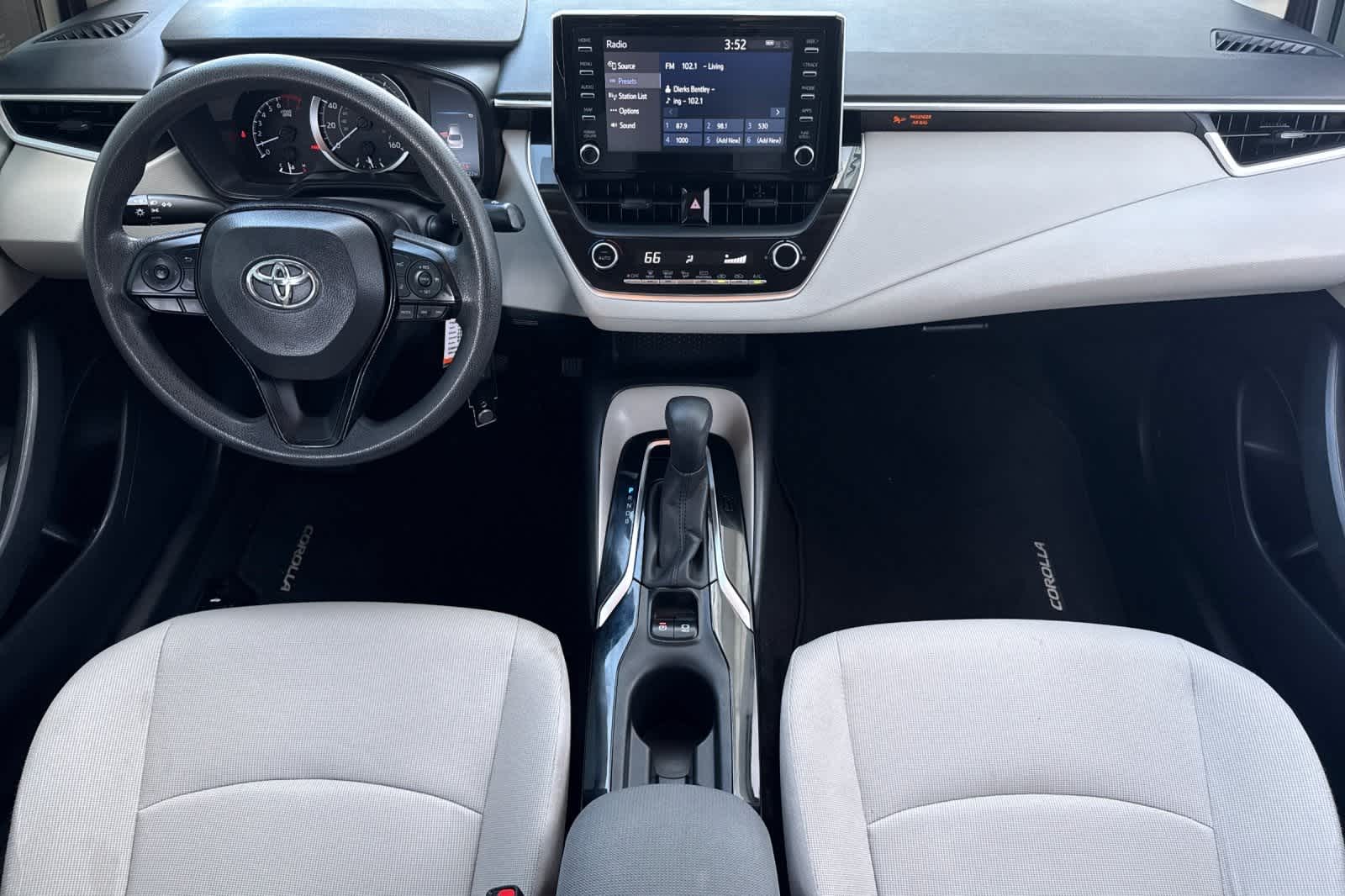 2020 Toyota Corolla LE photo 3