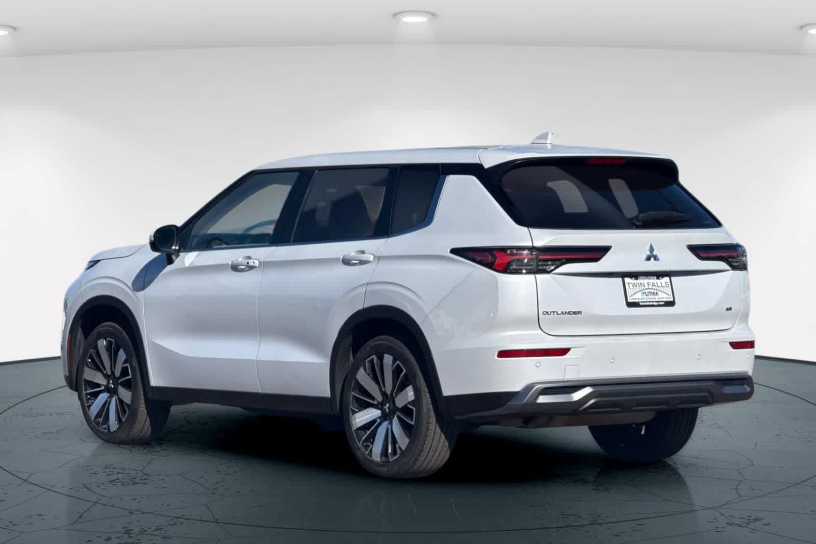 Thumbnail: 2025 Mitsubishi Outlander - 8