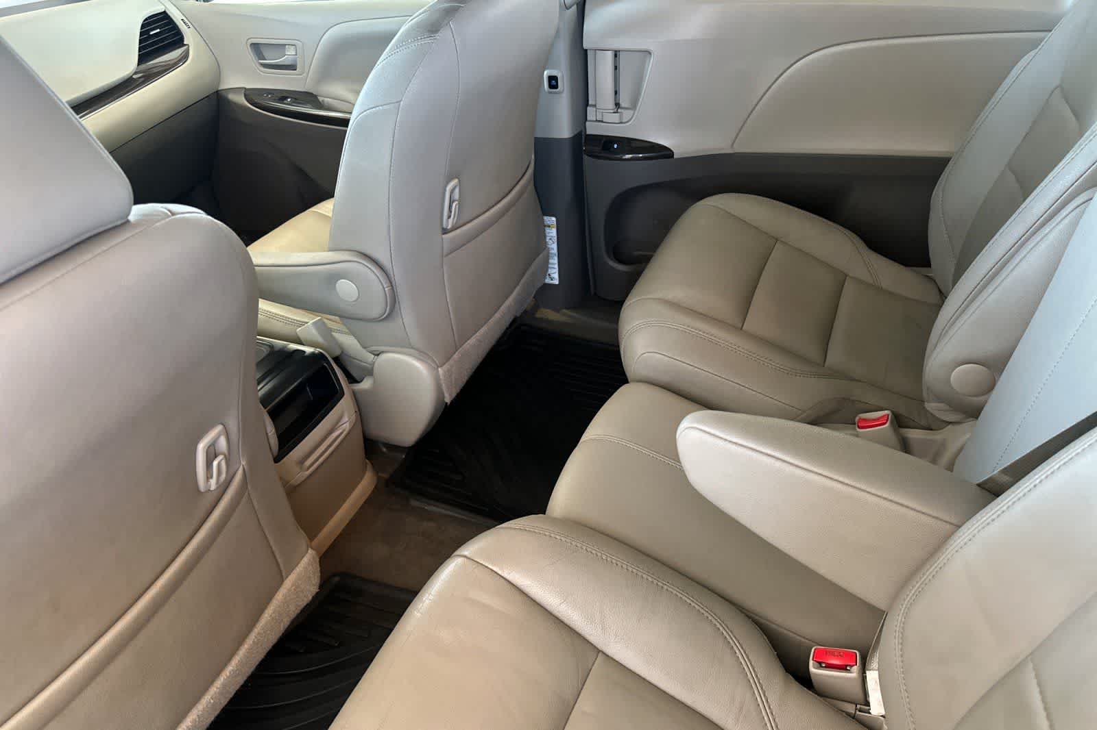 Thumbnail: 2015 Toyota Sienna - 4