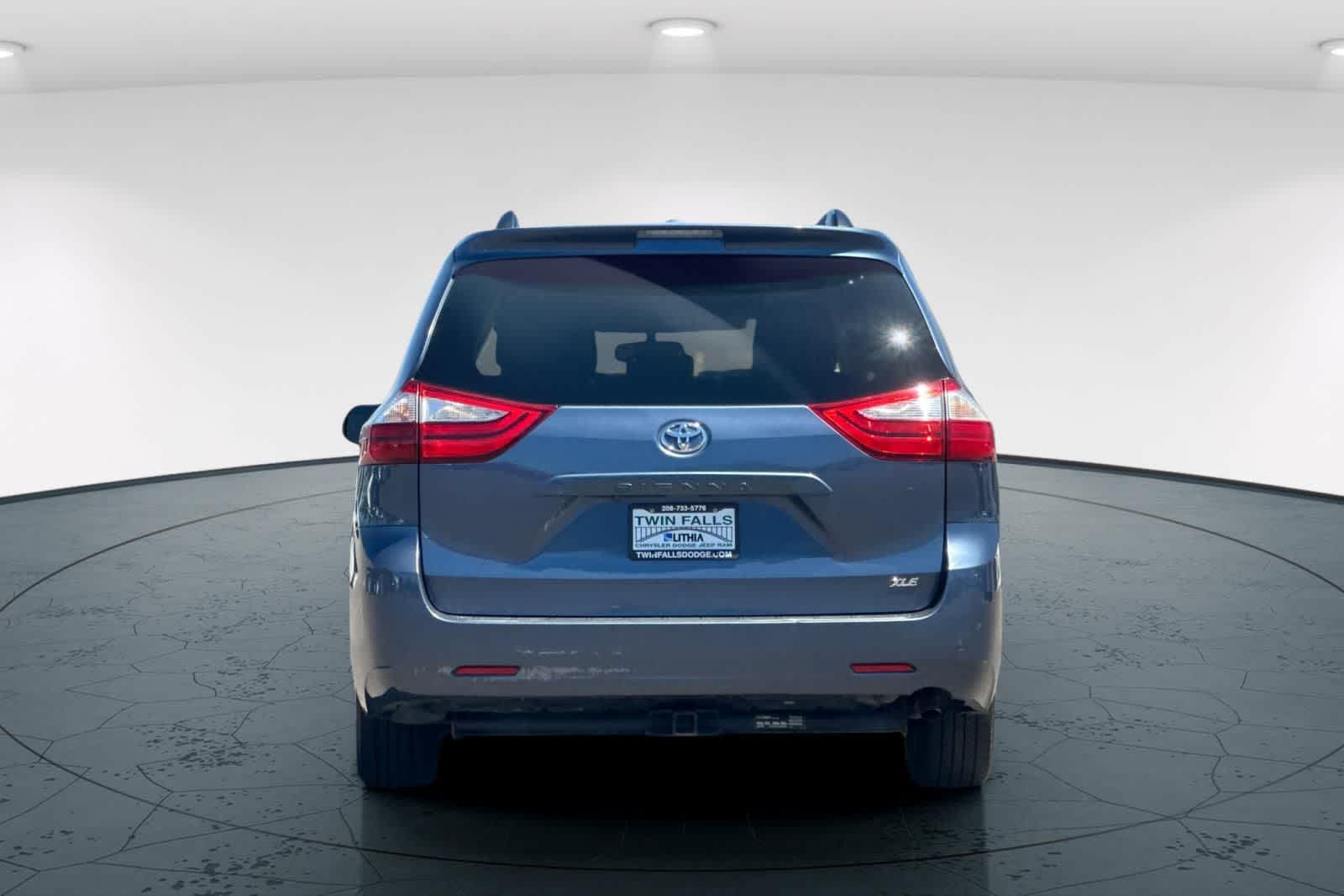 Thumbnail: 2015 Toyota Sienna - 7