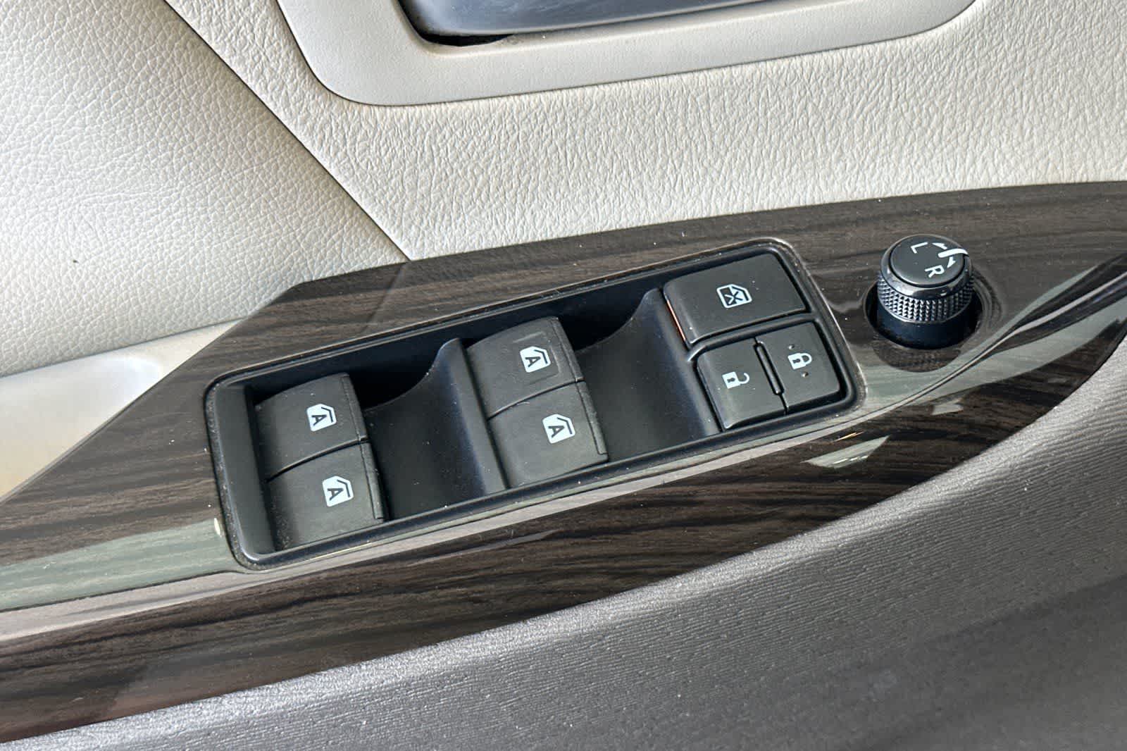 Thumbnail: 2015 Toyota Sienna - 13