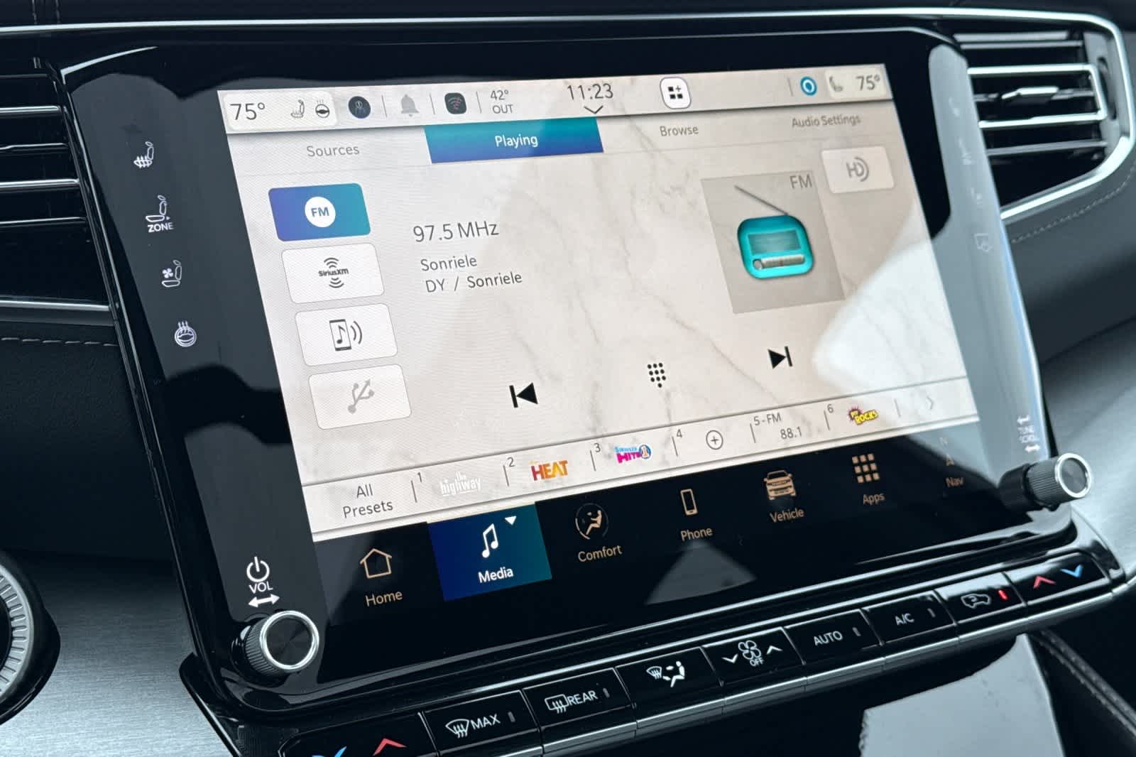 Thumbnail: 2026 Jeep Grand Wagoneer - 21