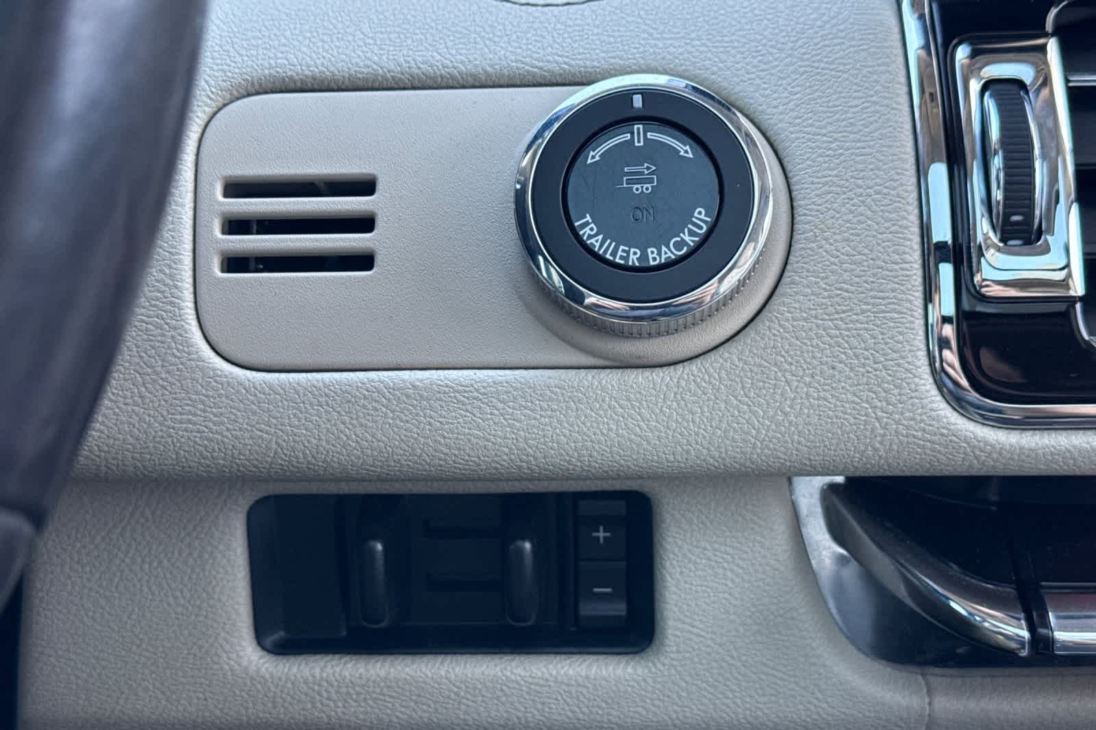 Thumbnail: 2019 Lincoln Navigator L - 35