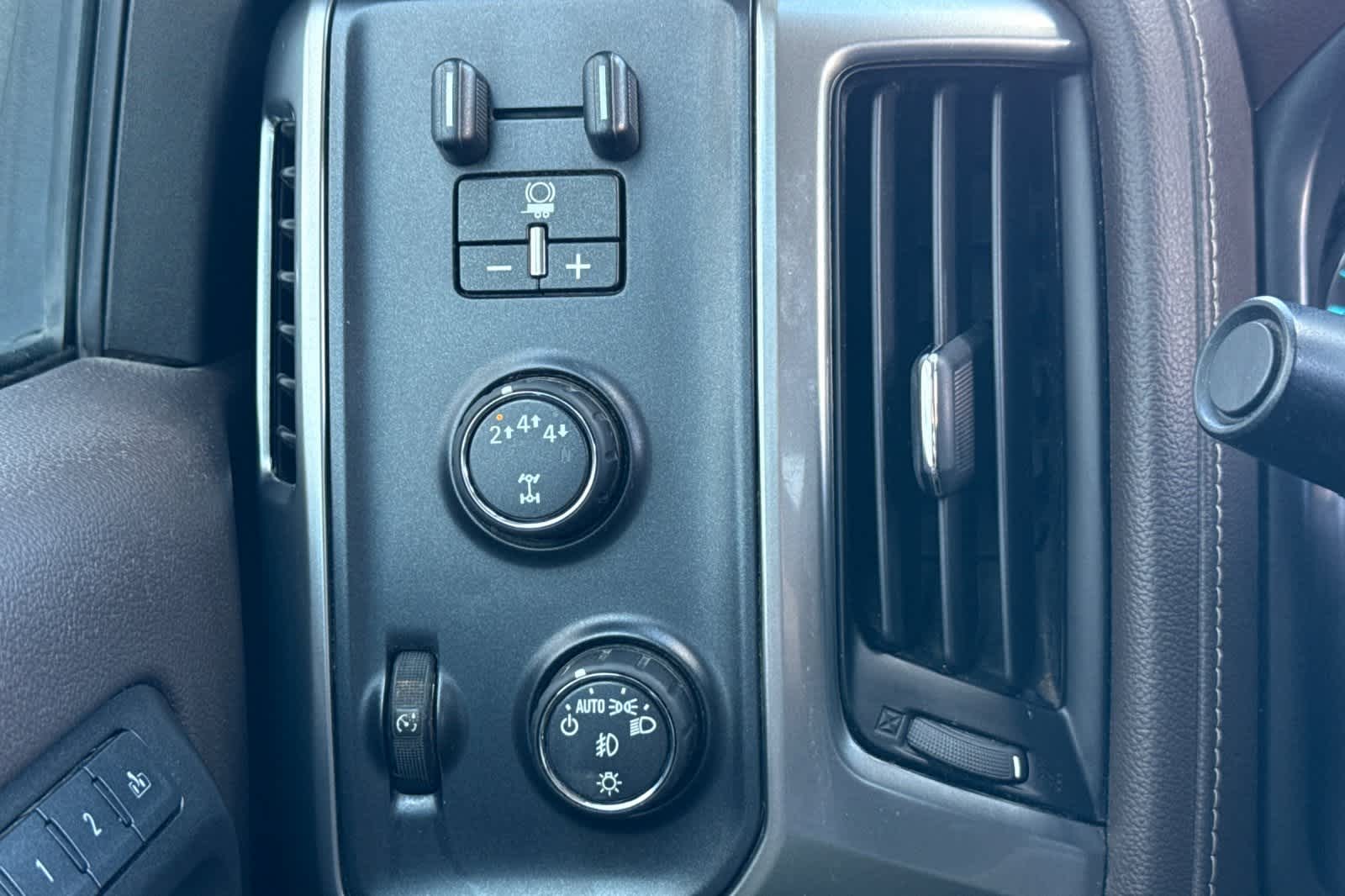 Thumbnail: 2017 Chevrolet Silverado 2500 - 30