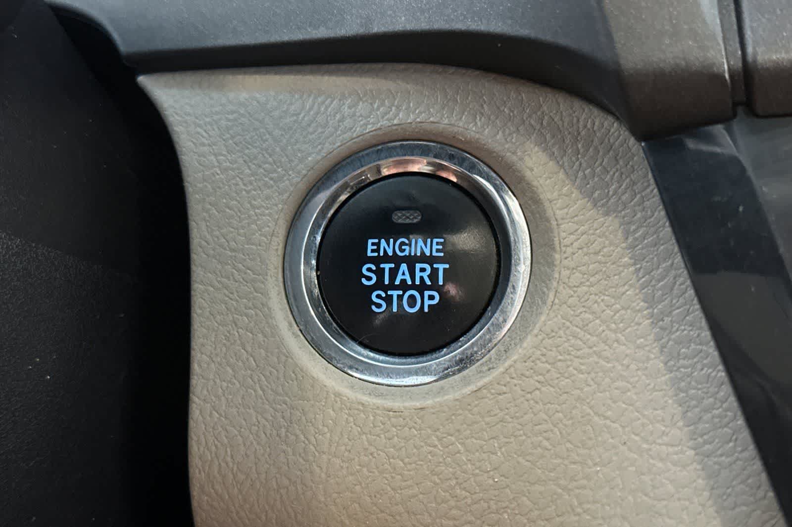 Thumbnail: 2015 Toyota Sienna - 24