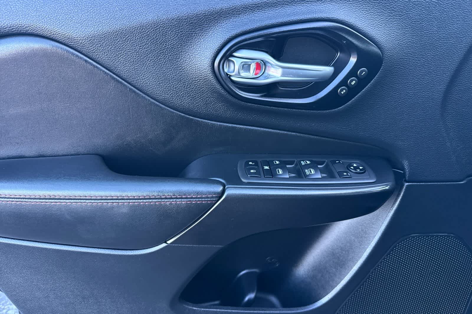 Thumbnail: 2022 Jeep Cherokee - 12