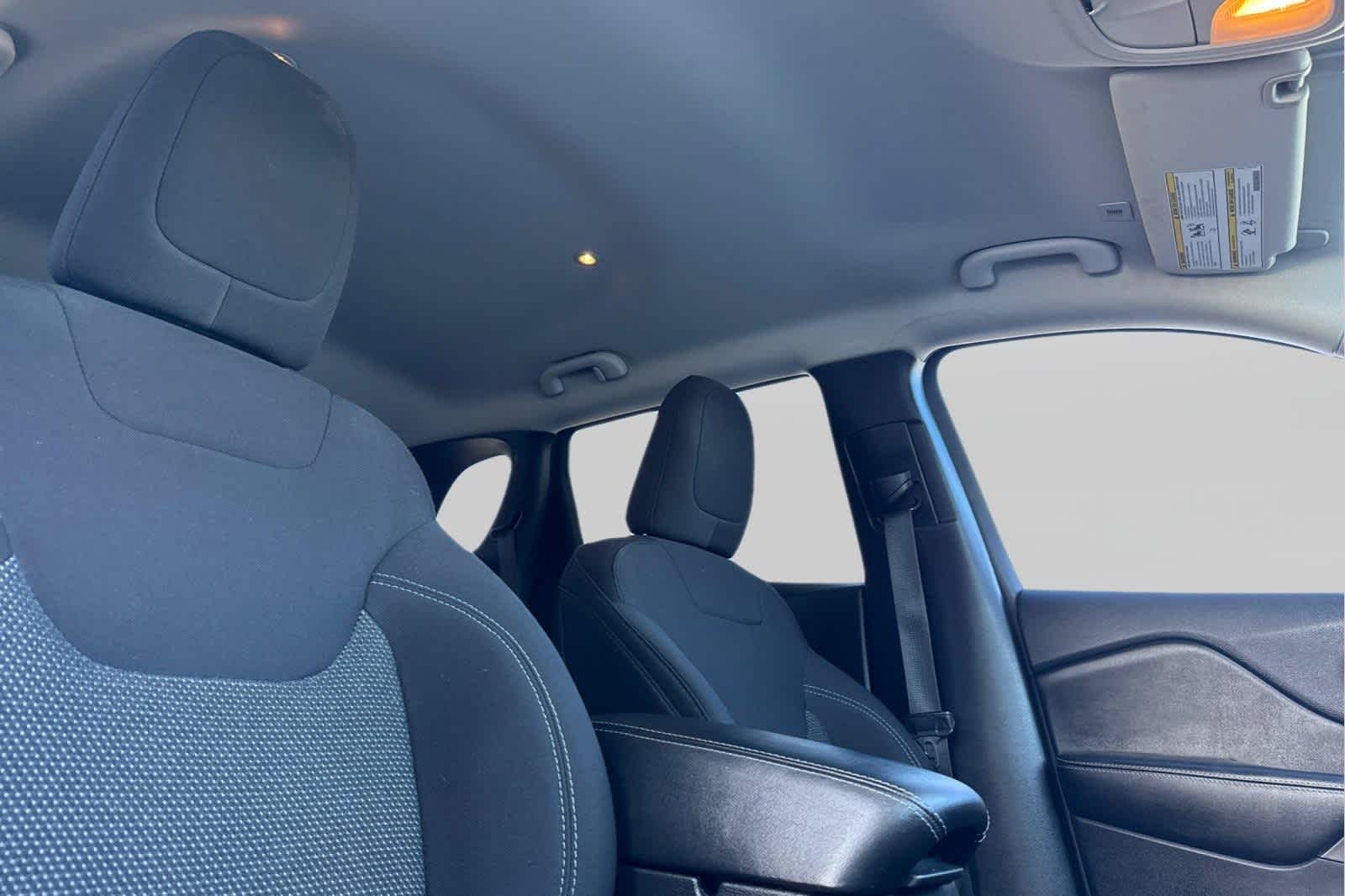 Thumbnail: 2019 Jeep Cherokee - 18