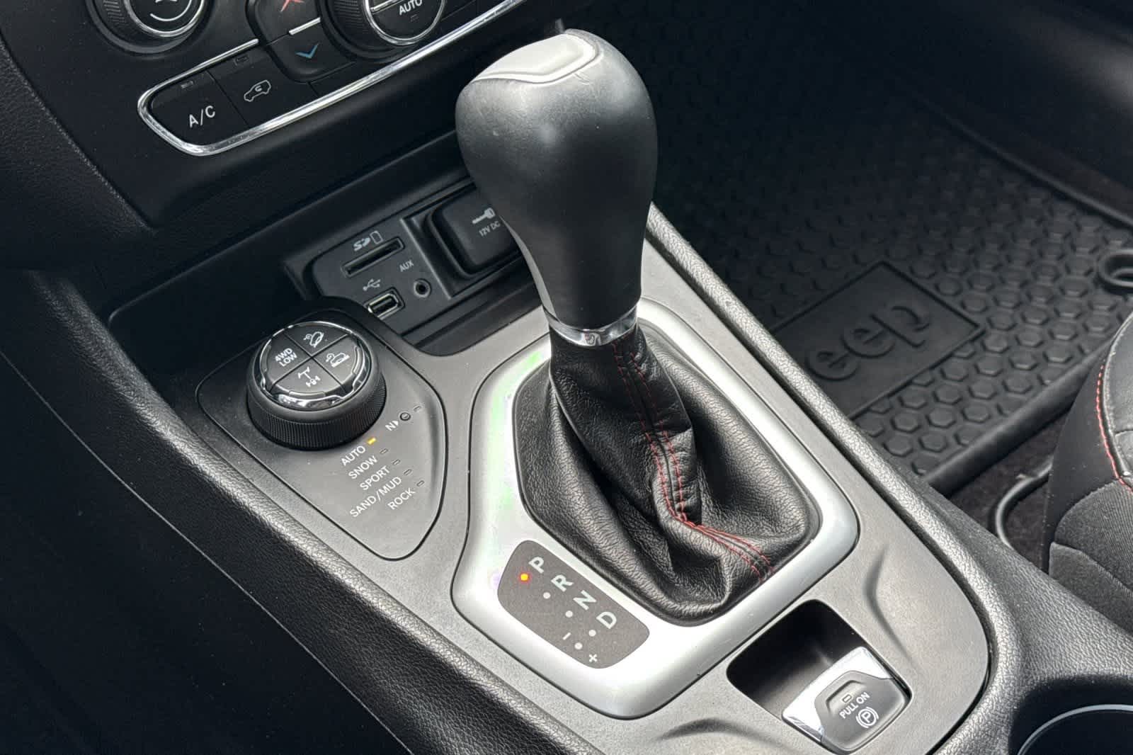 Thumbnail: 2018 Jeep Cherokee - 24