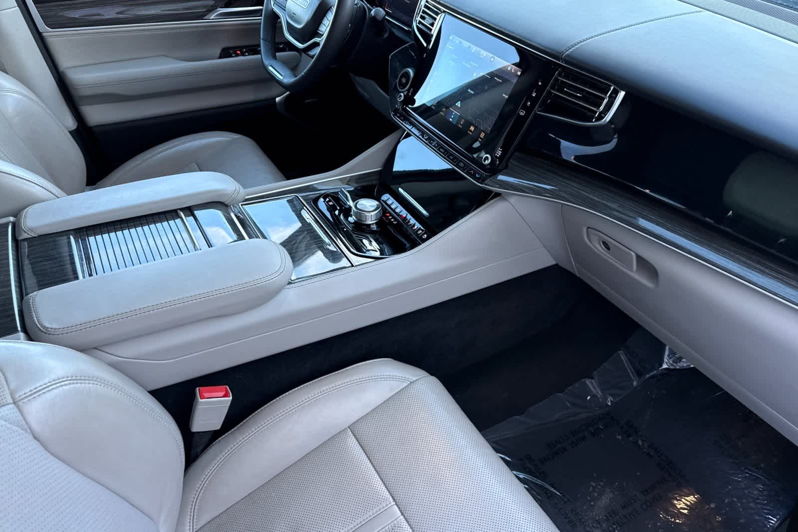 Thumbnail: 2022 Jeep Wagoneer - 18